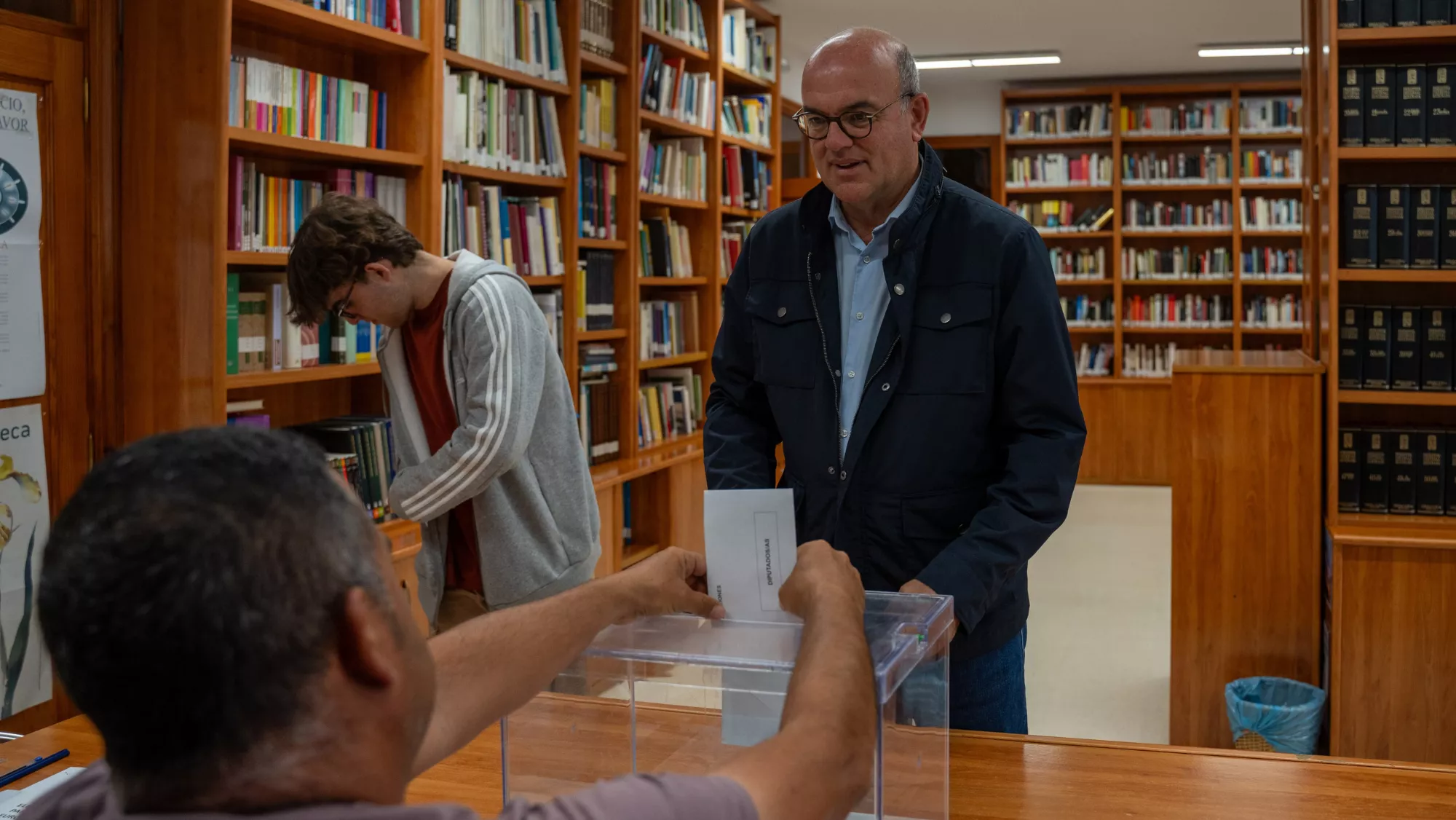 El delegado del Gobierno en Canarias, Anselmo Pestana, en una de las mesas electorales  DELEGACIÓN DEL GOBIERNO