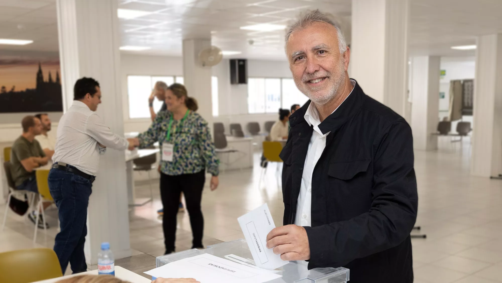 Ángel Víctor Torres votando / EFE   