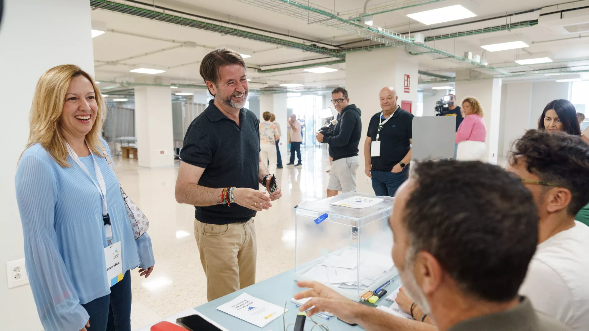 Carlos Alonso vota en su colegio electoral junto a Rosa Dávila, la presidenta del Cabildo de Tenerife / EFE 
