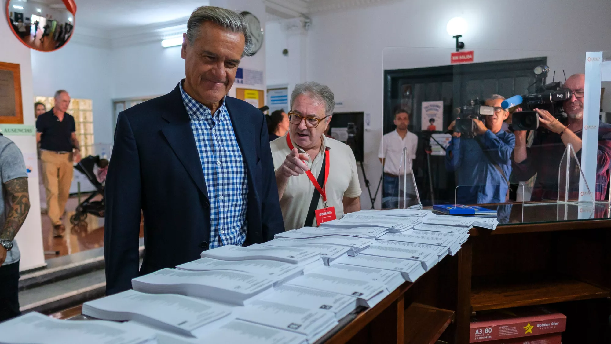 Juan Fernando López Aguilar frente a las papeletas / EFE - ÁNGEL MEDINA G.