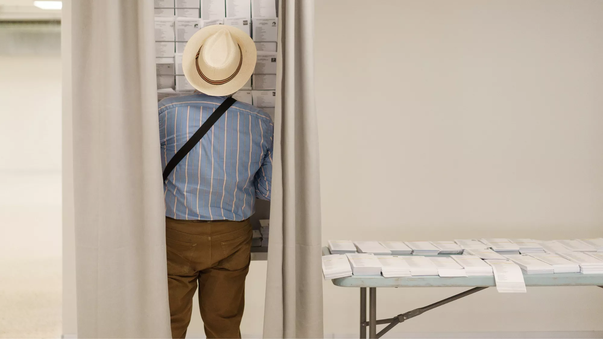 Un hombre selecciona una papeleta / EFE - RAMÓN DE LA ROCHA