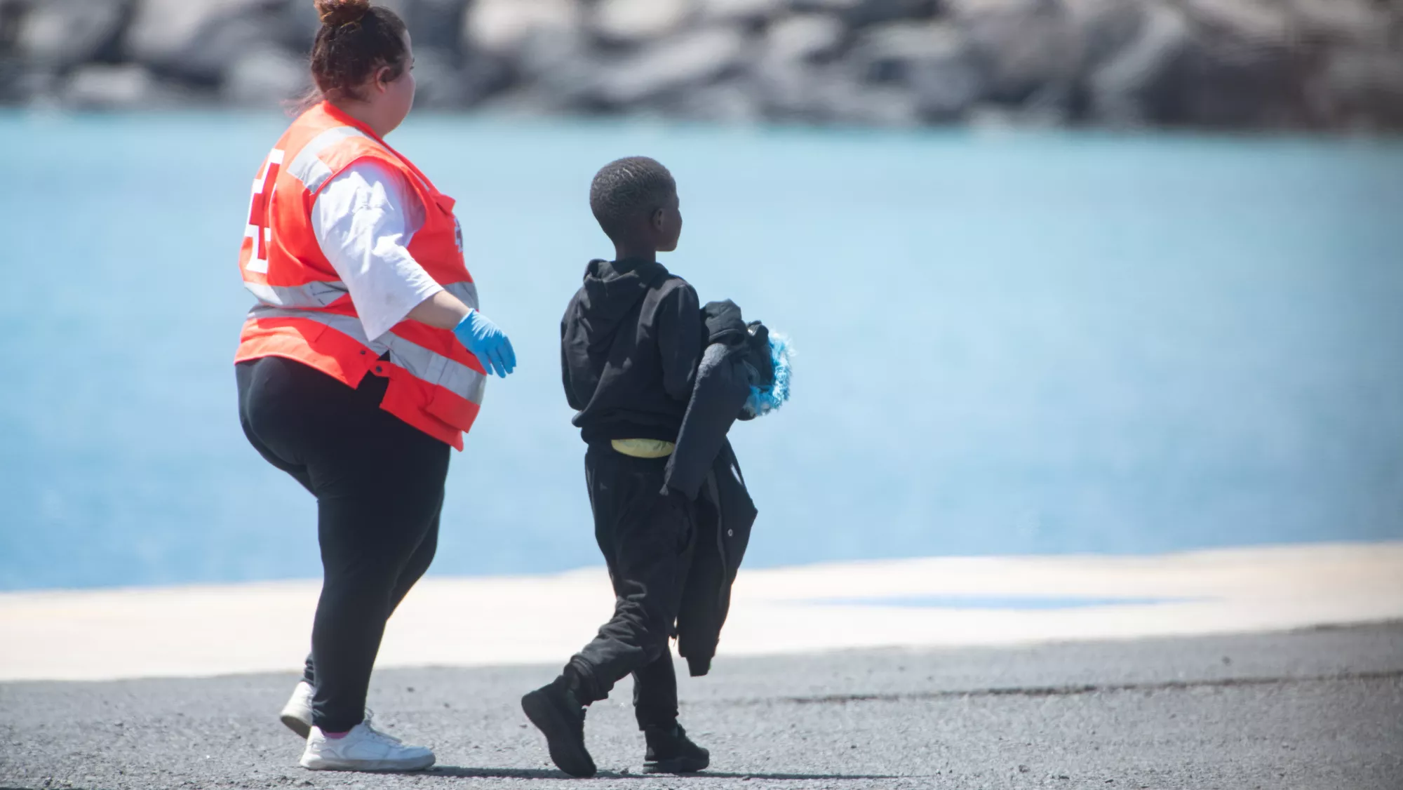 Un niño rescatado en una de las pateras / EFE - CARLOS DE SÁA