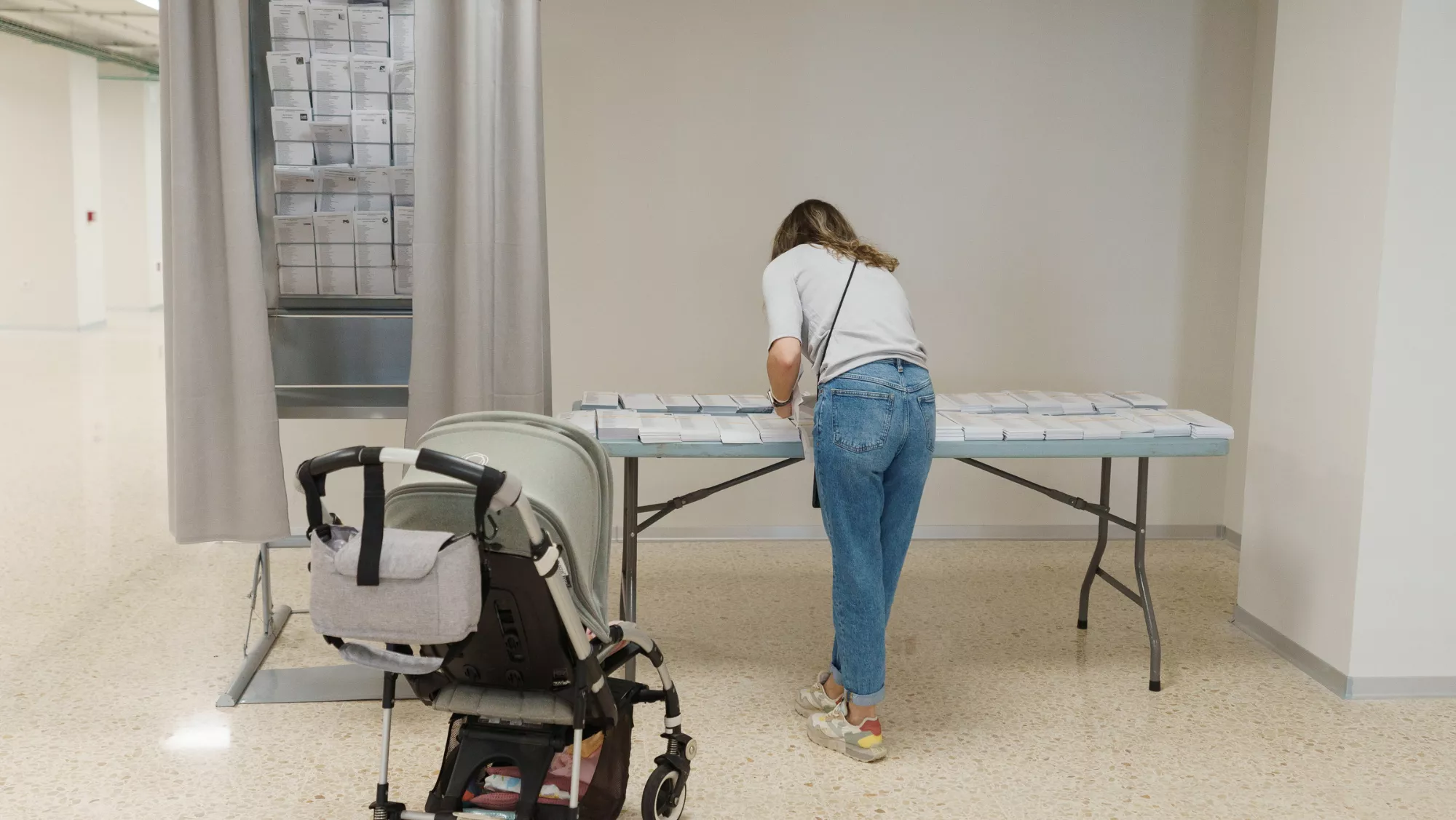 Una mujer elige su papeleta  EFE