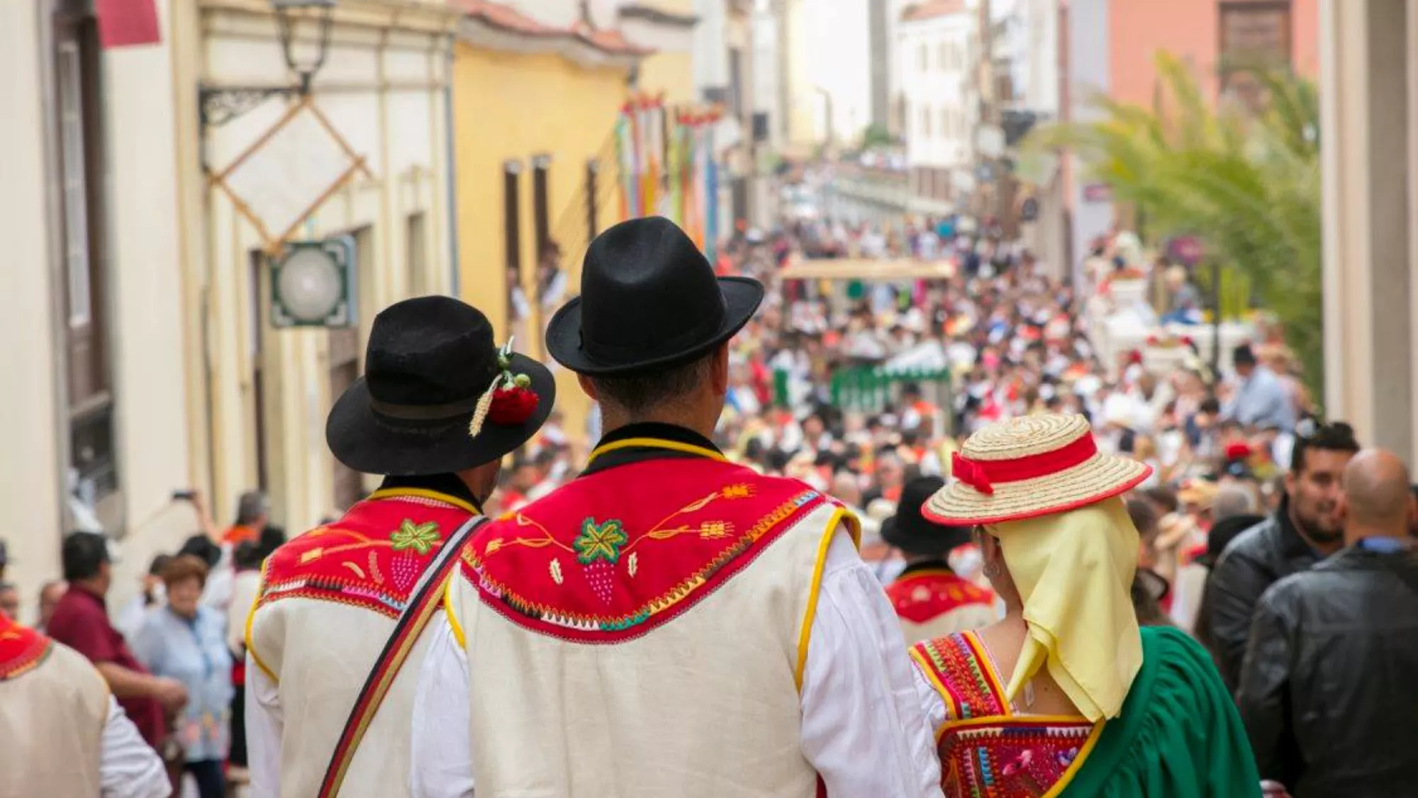 Titsa refuerza las líneas para acudir al Baile de Magos y a la Romería de La Orotava este 2024 / AYUNTAMIENTO DE LA OROTAVA