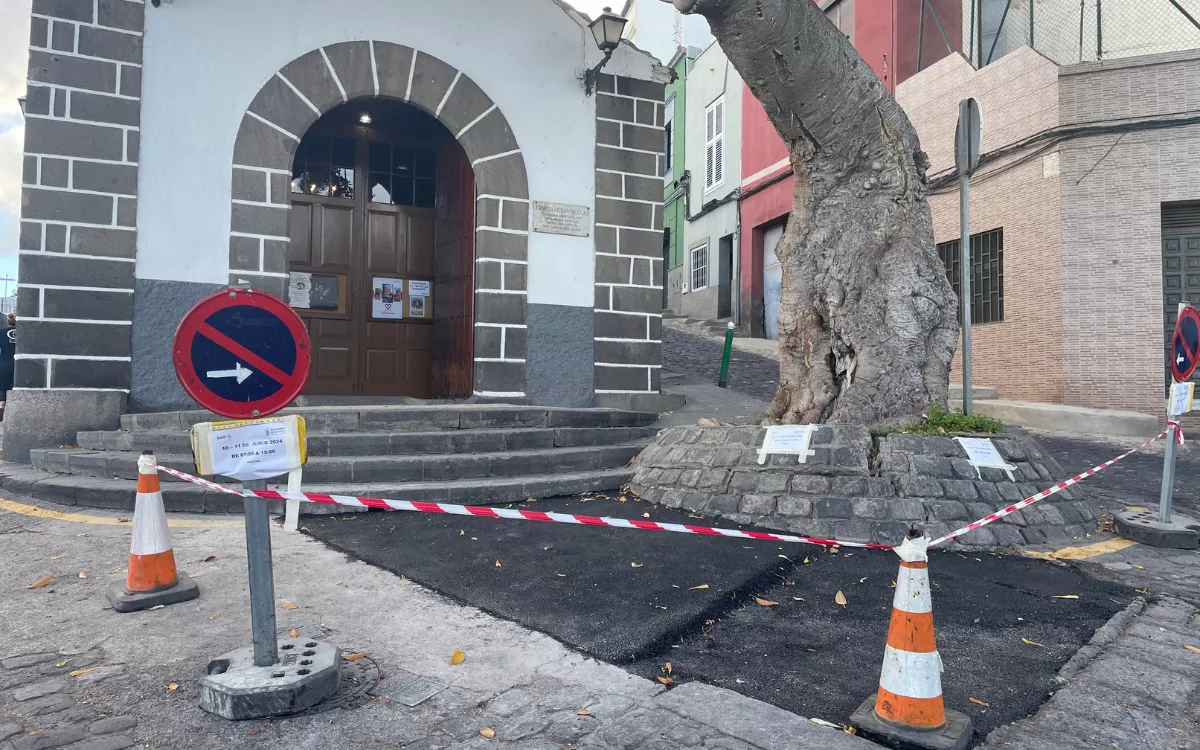 En la imagen, la zona asfaltada en el entorno de la ermita de San Nicolás. / AH