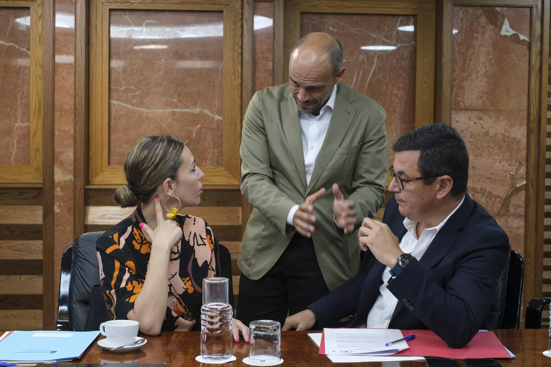 Pablo Rodríguez, a la derecha, dialoga con Jessica de León y Alfonso Cabello durante el Consejo de Gobierno de Canarias celebrado este lunes. / ÁNGEL MEDINA G.-EFE