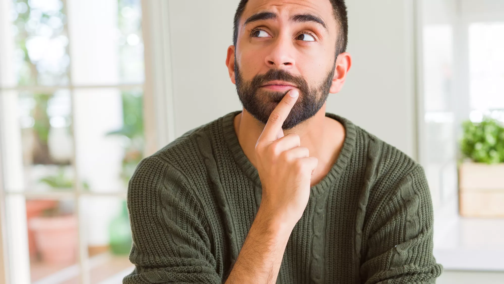 Imagen de un hombre pensando en el concurso / AH