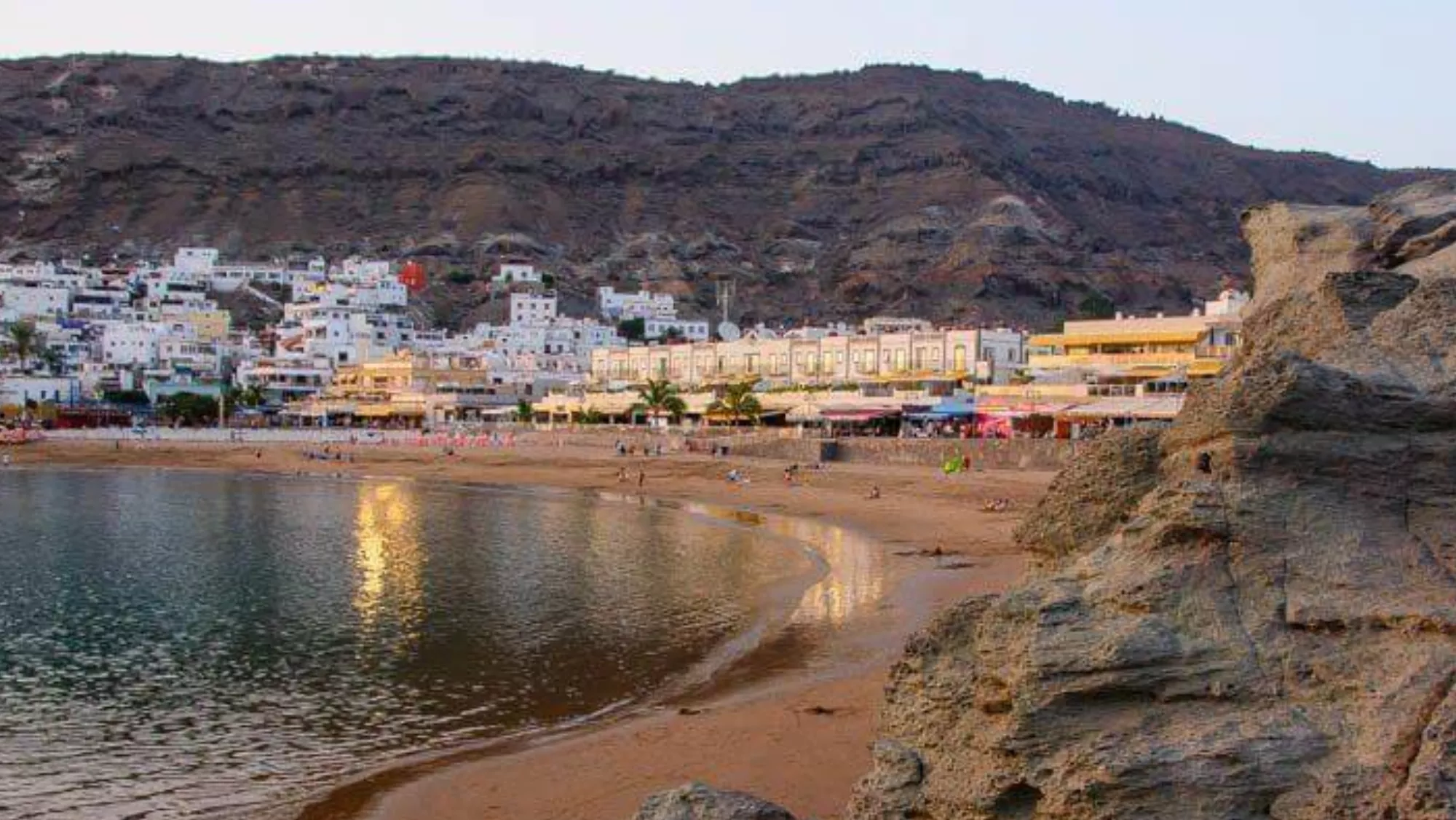 Mogán hace historia: aprueba la primera tasa municipal por acción turística de España. En la imagen, la playa de Mogán. / HOLA ISLAS CANARIAS