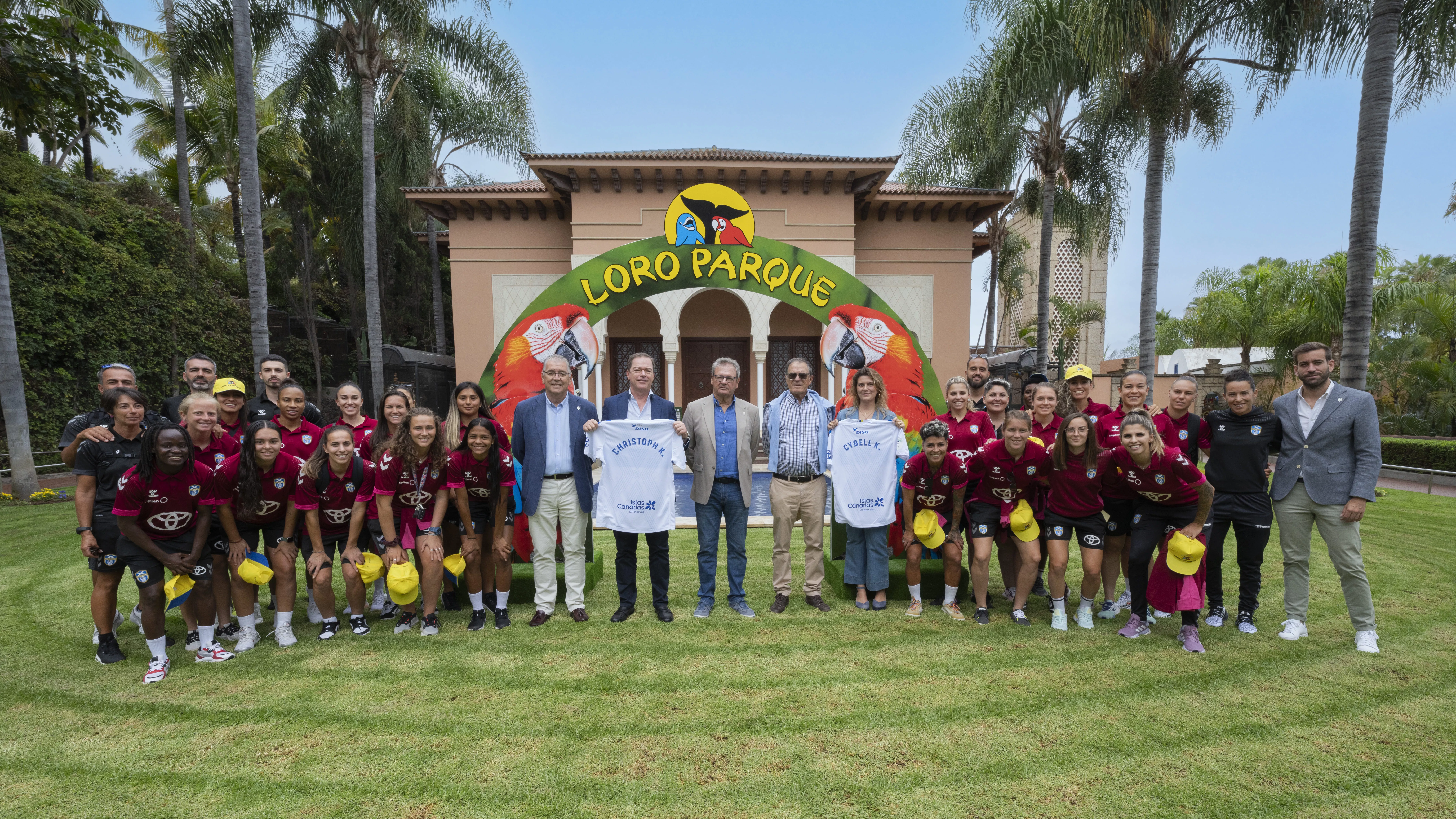  Christoph y Cybell Kiessling posan junto a las jugadoras y otros representantes del club. / LORO PARQUE