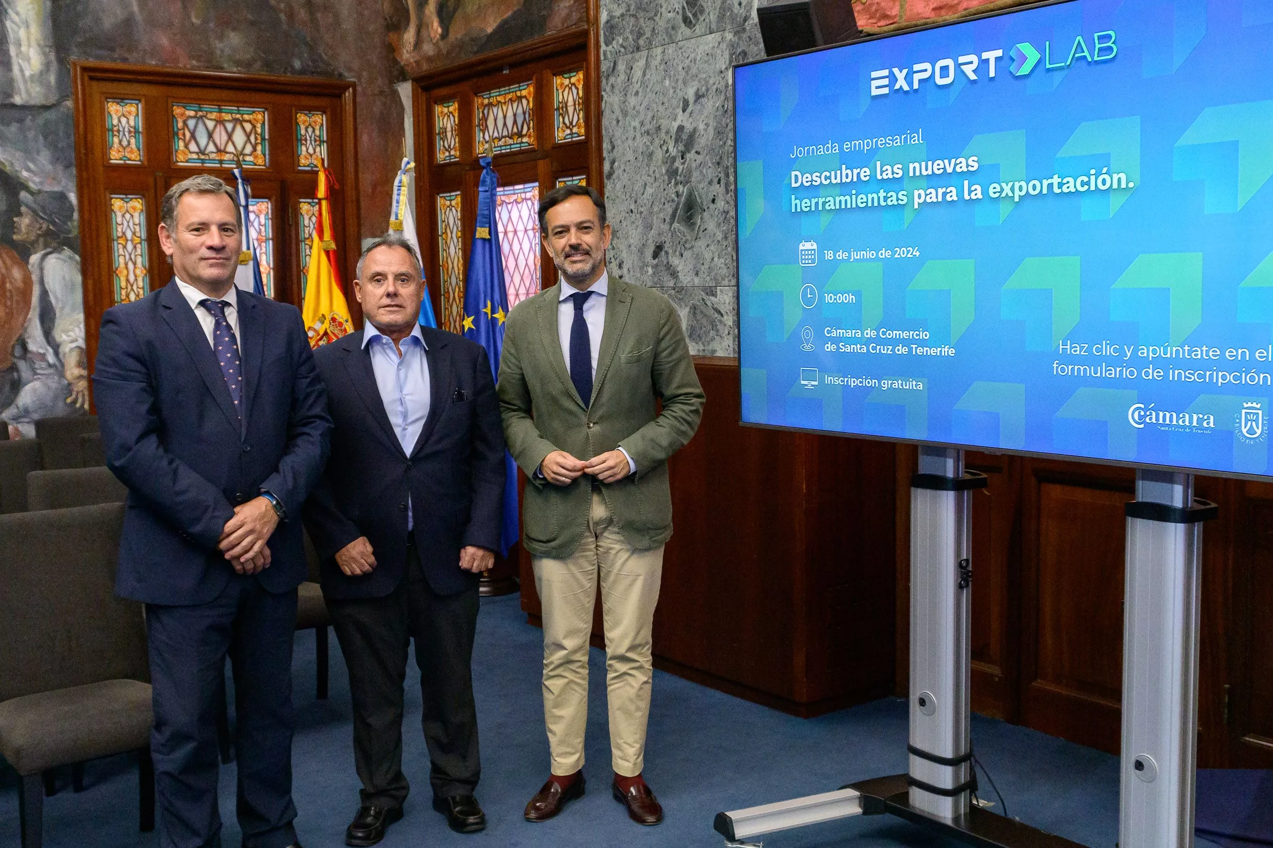 El presidente de la Comisión de Comercio Exterior de la Cámara de Comercio provincial, Arturo Escuder; el director insular de Acción Exterior y Relaciones Institucionales, Pedro González; y el vicepresidente y consejero de Turismo, Lope Afonso./ CEDIDA