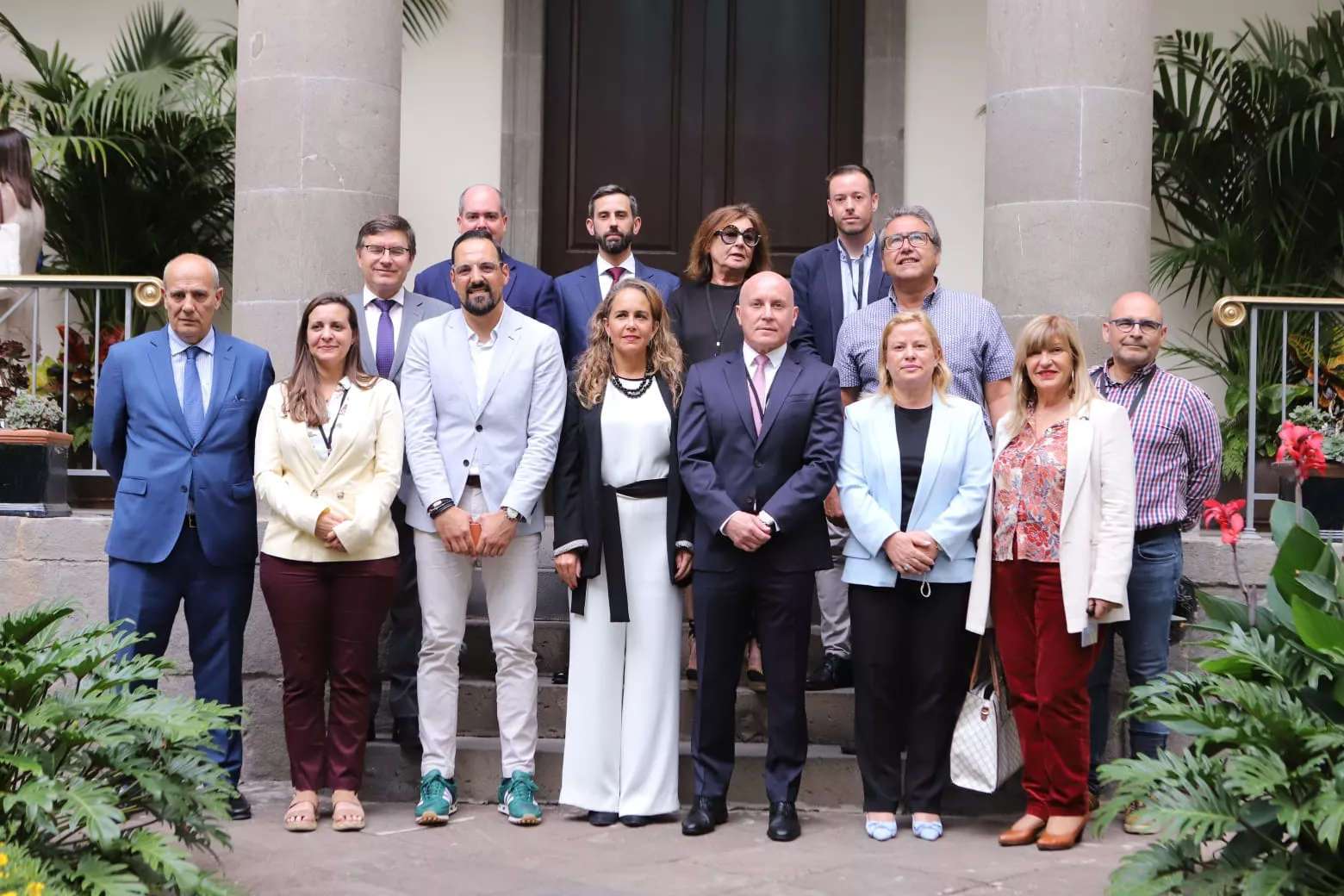 Abogados, procuradores y diputados en el exterior del Parlamento de Canarias. / CEDIDA