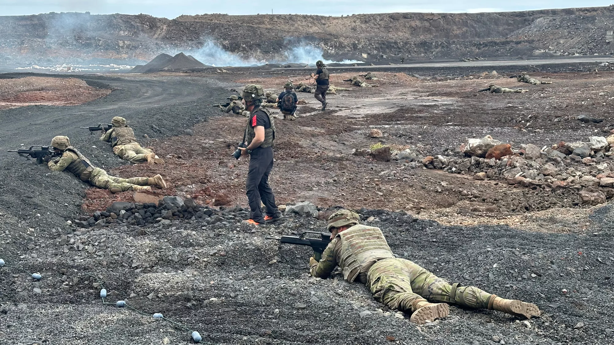 Imagen de uno de los periodistas canarios en el campo de tiros / ATLÁNTICO HOY - MARCOS MORENO