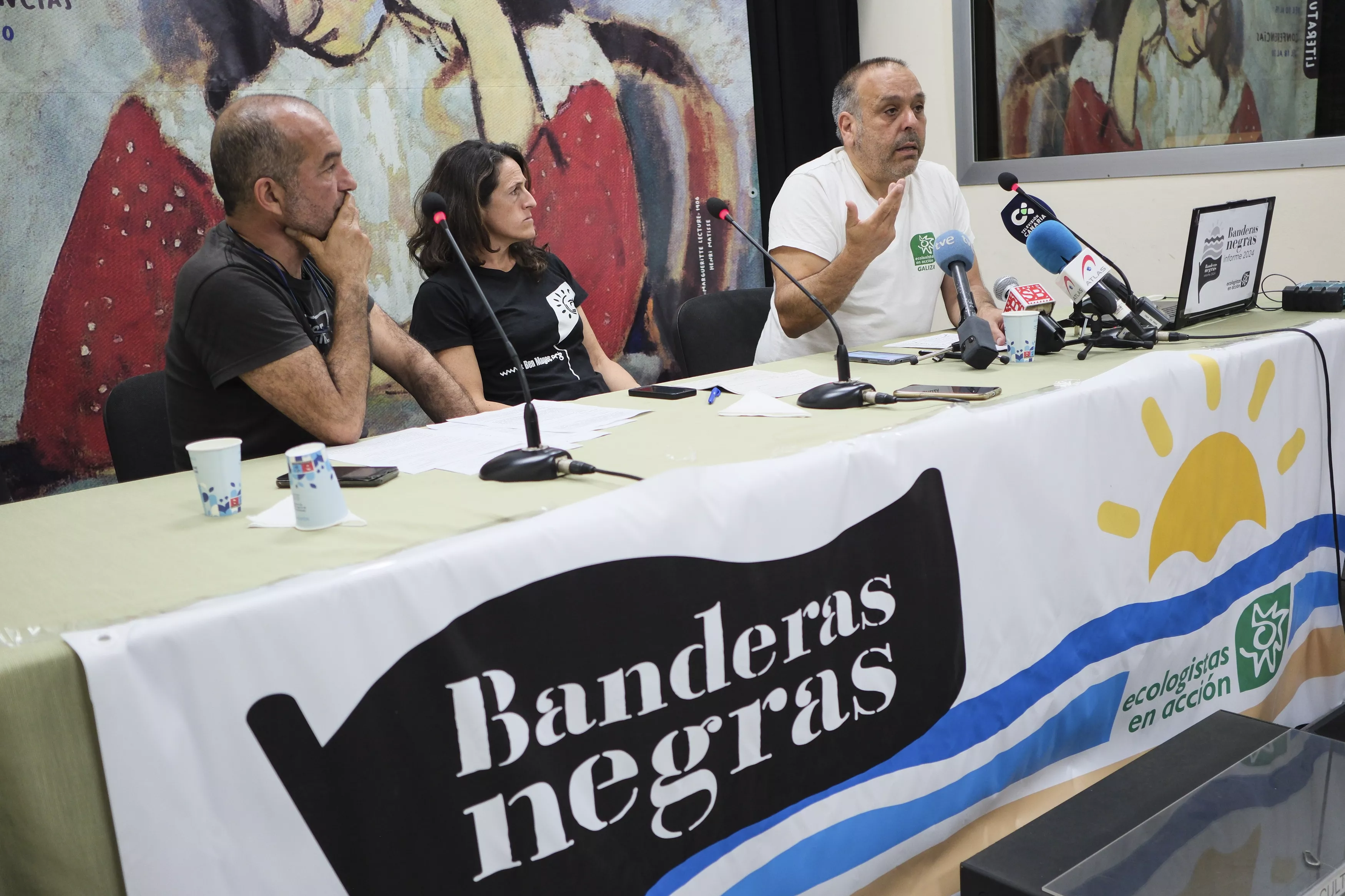 El portavoz de Ecologistas en Acción, Cristóbal López Pazo (d), junto con otros miembros de colectivos ecologistas este miércoles durante la presentación del informe de Banderas Negras 2023 en La Laguna (Tenerife). / Alberto Valdés-EFE