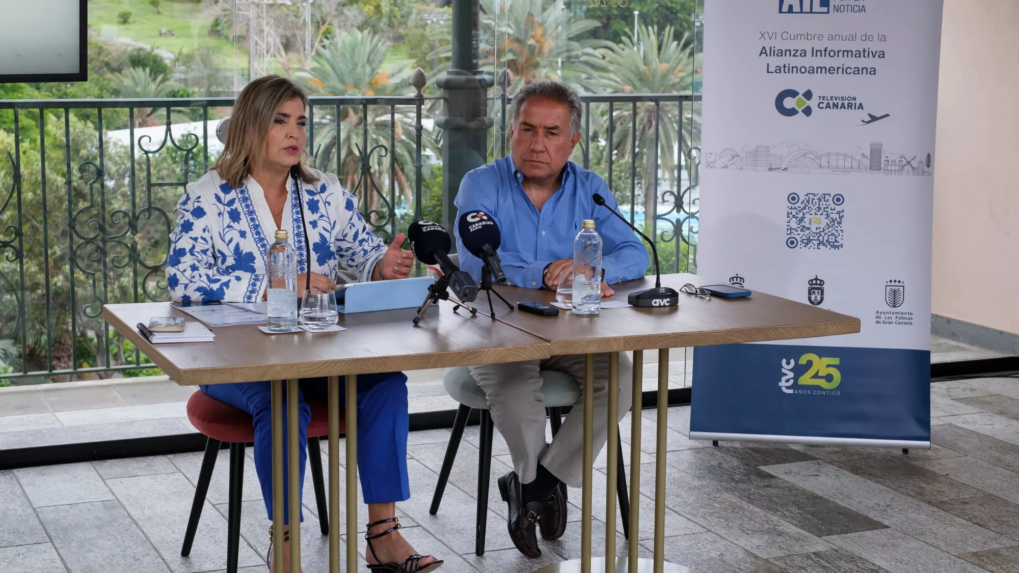 El director de la Alianza Informativa Latinoamericana, Juan Carlos Isaza, y la administradora general de Radiotelevisión Canaria, María Méndez / EFE - ÁNGEL MEDINA