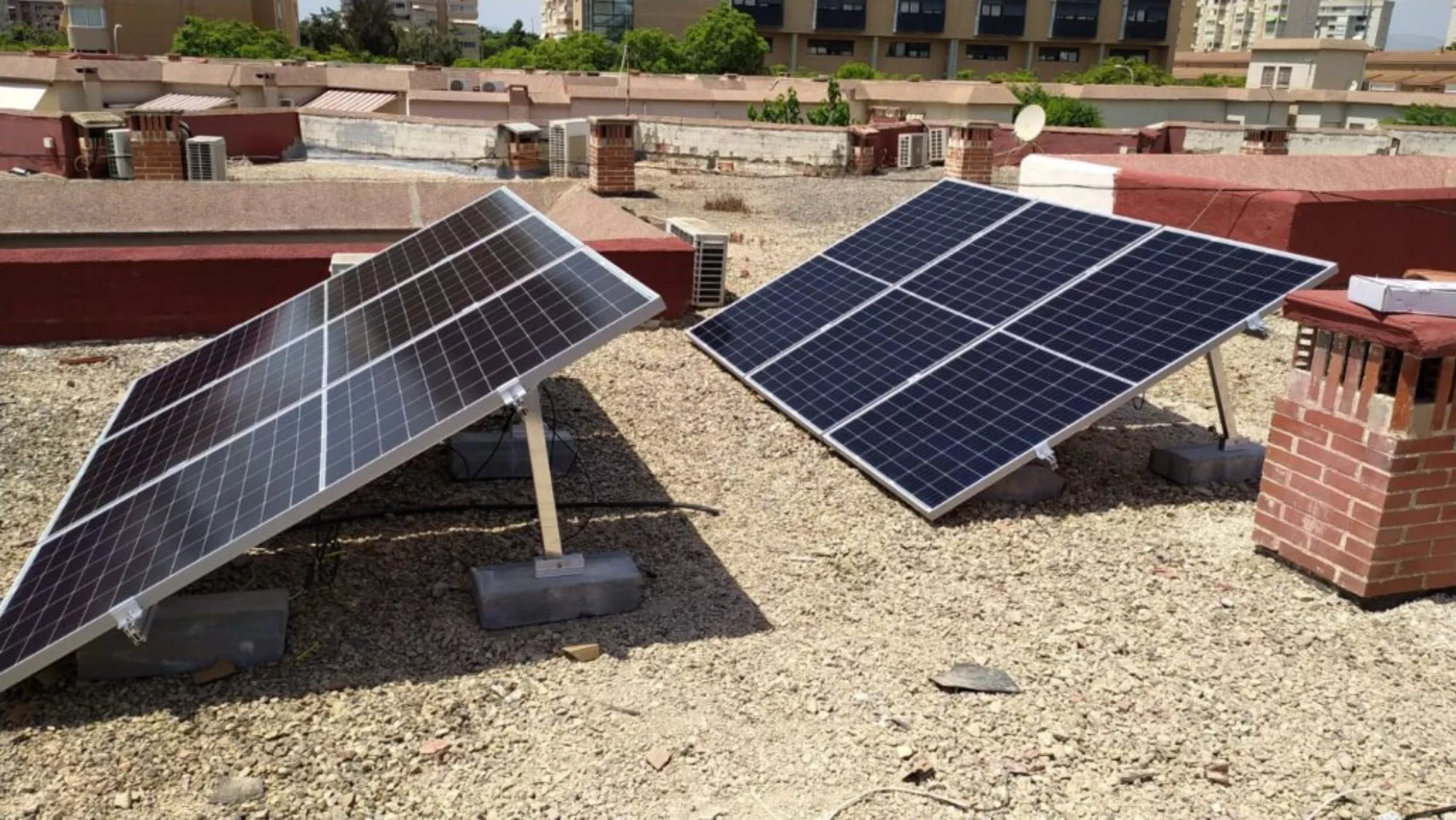 Placas de energía solar para autoconsumo colocadas sobre un edificio. /Archivo