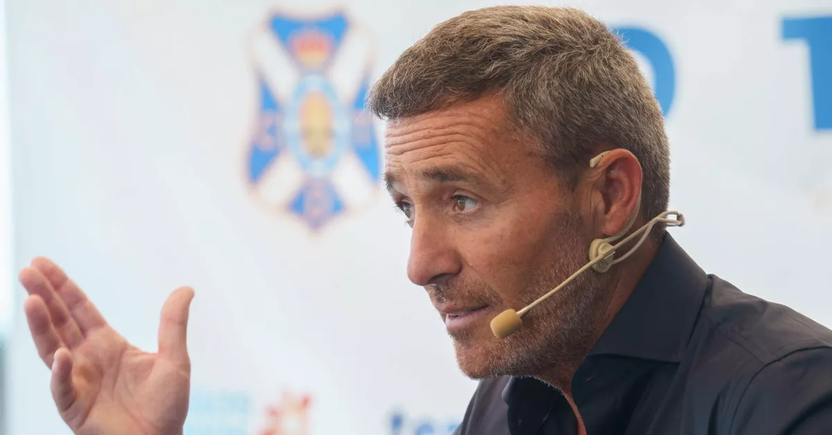 Óscar Cano durante su presentación hace poco más de un mes como entrenador del CD Tenerife./ EFE. Óscar Cano durante su presentación hace poco más de un mes como entrenador del CD Tenerife./ EFE.