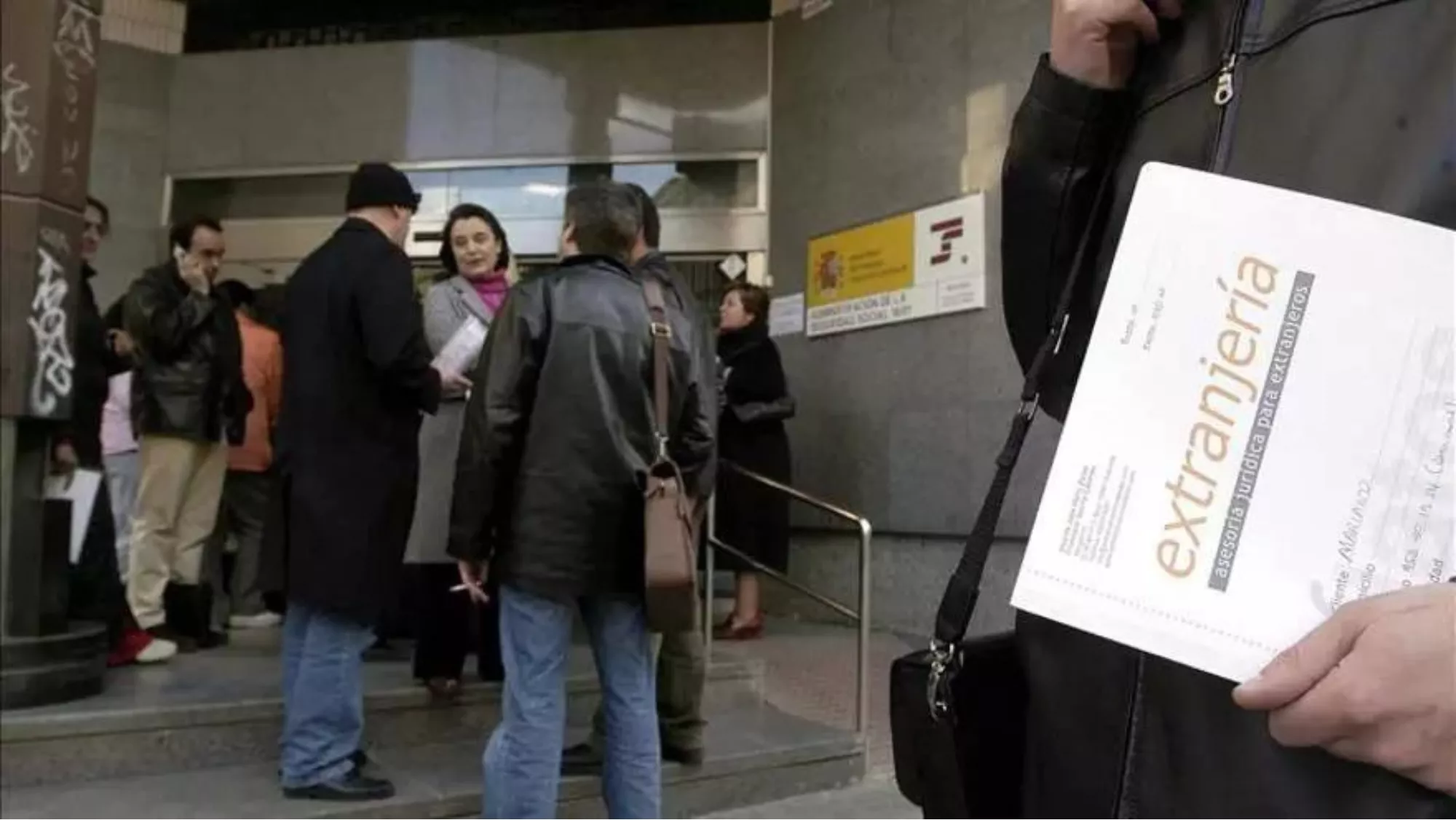 Cola para regular la documentación de extranjería, regulación y nacionalización / EFE