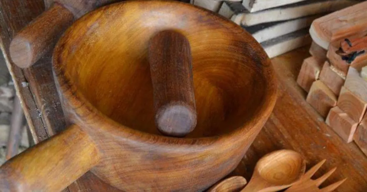 La mortera típica de La Gomera es el instrumento tradicional para la elaboración del almogrote, un alimento ya casi tan popular como las papas con mojo o el gofio./ ISLAS CANARIAS.