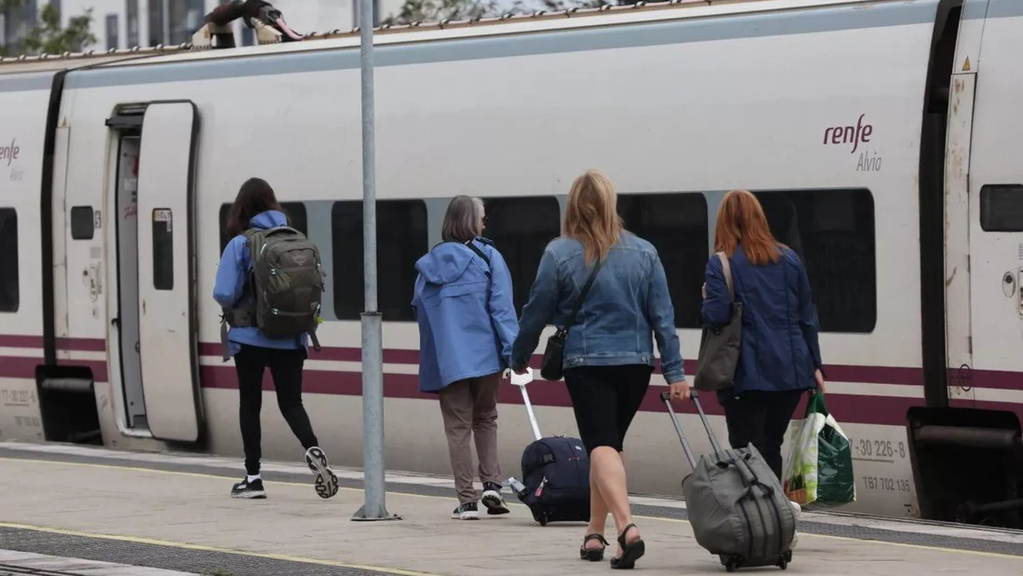 Personas subiéndose a un tren./ ARCHIVO