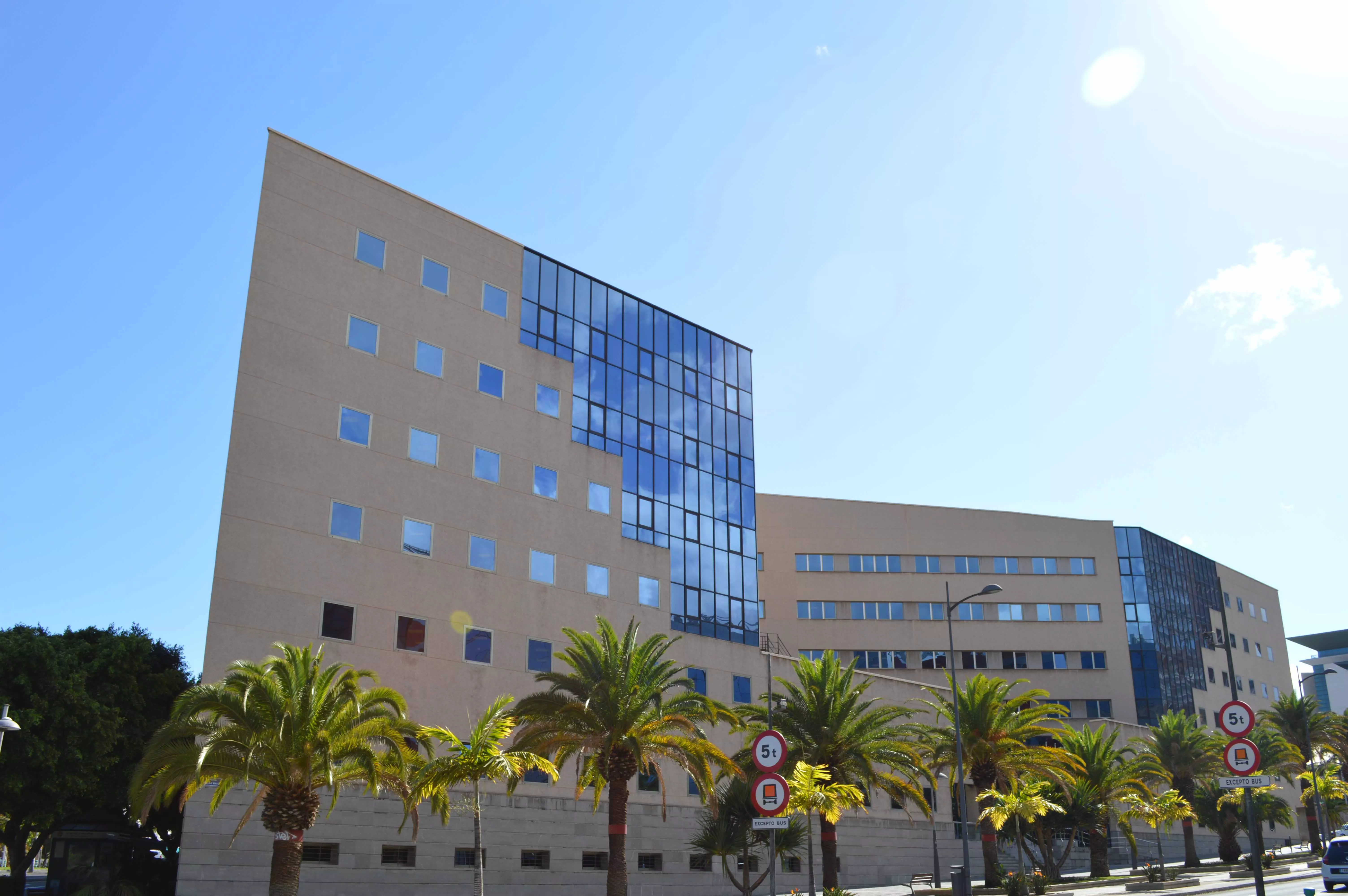 Imagen exterior de los juzgados en Santa Cruz de Tenerife. / GOBIERNO DE CANARIAS