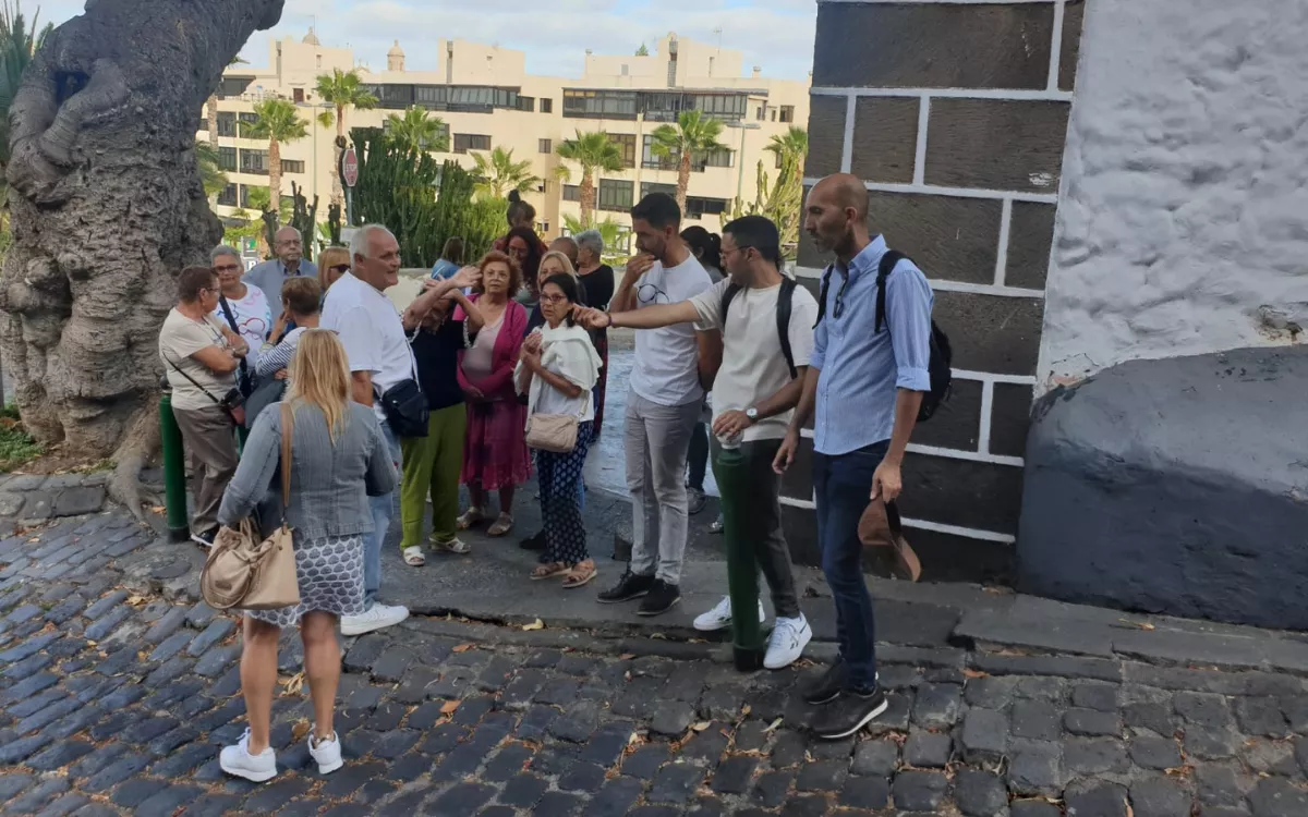 El concejal de Obras y Vías, Carlos Díaz -tercero por la derecha-, atiende las quejas de los vecinos del Risco de San Nicolás. / AH
