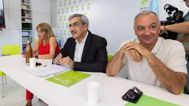 Luis Campos (d) y Román Rodríguez (c) durante la reunión de la dirección ejecutiva de Nueva Canarias, el viernes en la sede Plaza O´Shanahan, en Las Palmas. / QUIQUE CURBELO-EFE Luis Campos (d) y Román Rodríguez (c) durante la reunión de la dirección ejecutiva de Nueva Canarias, el viernes en la sede Plaza O´Shanahan, en Las Palmas. / QUIQUE CURBELO-EFE