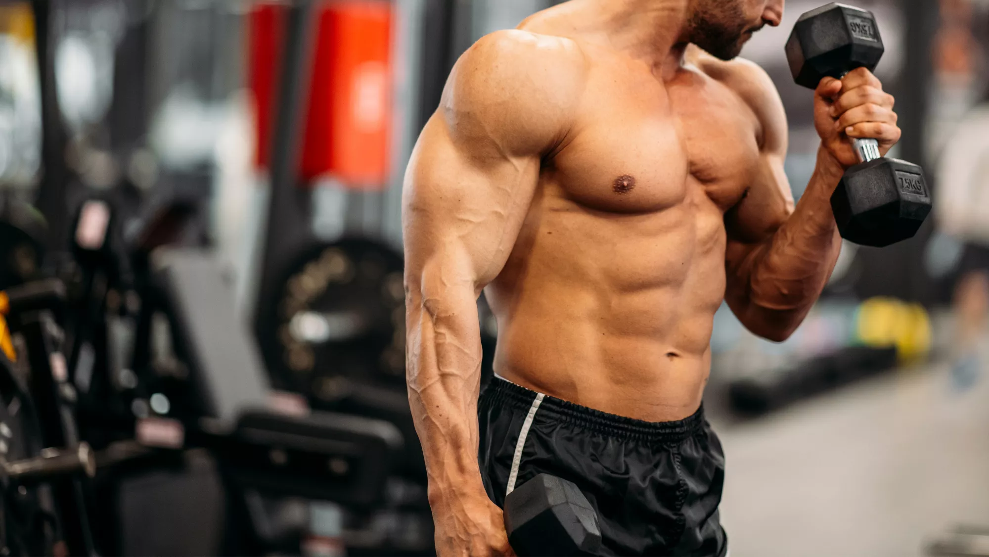 Imagen de un hombre en el gimnasio / AH