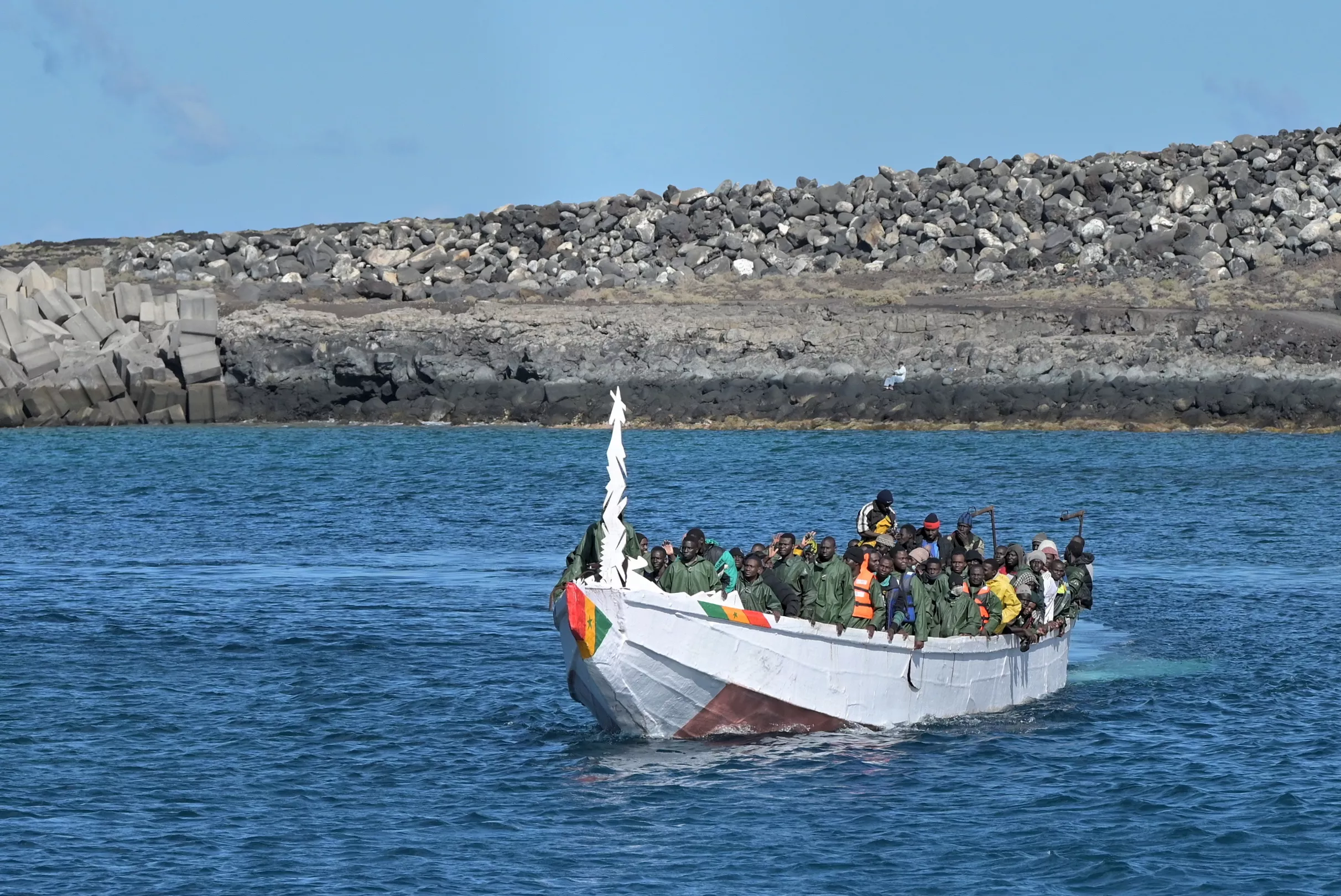 Un cayuco con 145 personas a bordo que fue localizado a cinco millas al sur de El Hierro (Canarias). Entre los ocupantes de la embarcación, había nueve mujeres y cuatro menores. / EFE