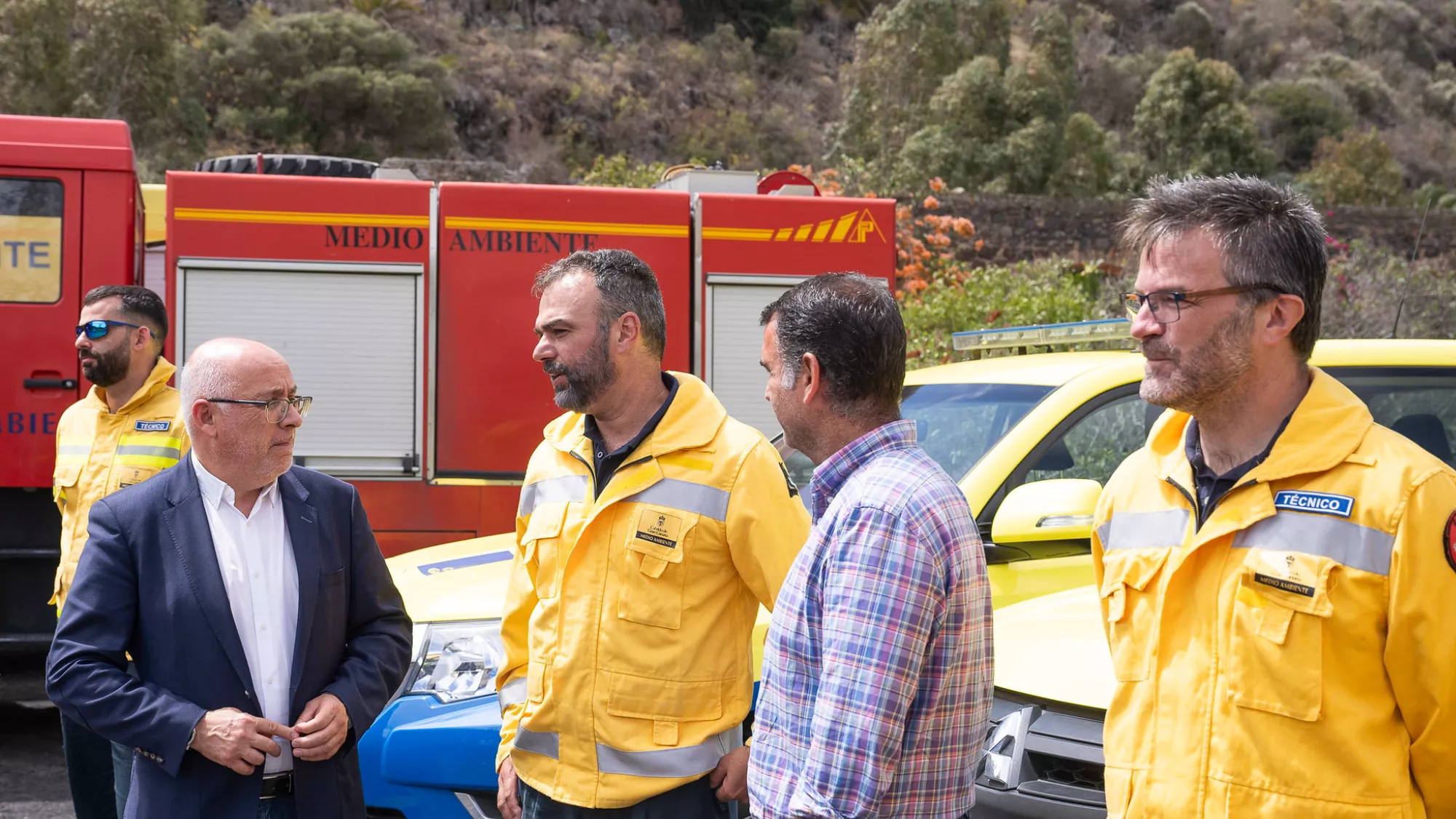 Imagen de los bomberos y Antonio Morales, presidente del Cabildo de Gran Canaria / CABILDO DE GRAN CANARIA