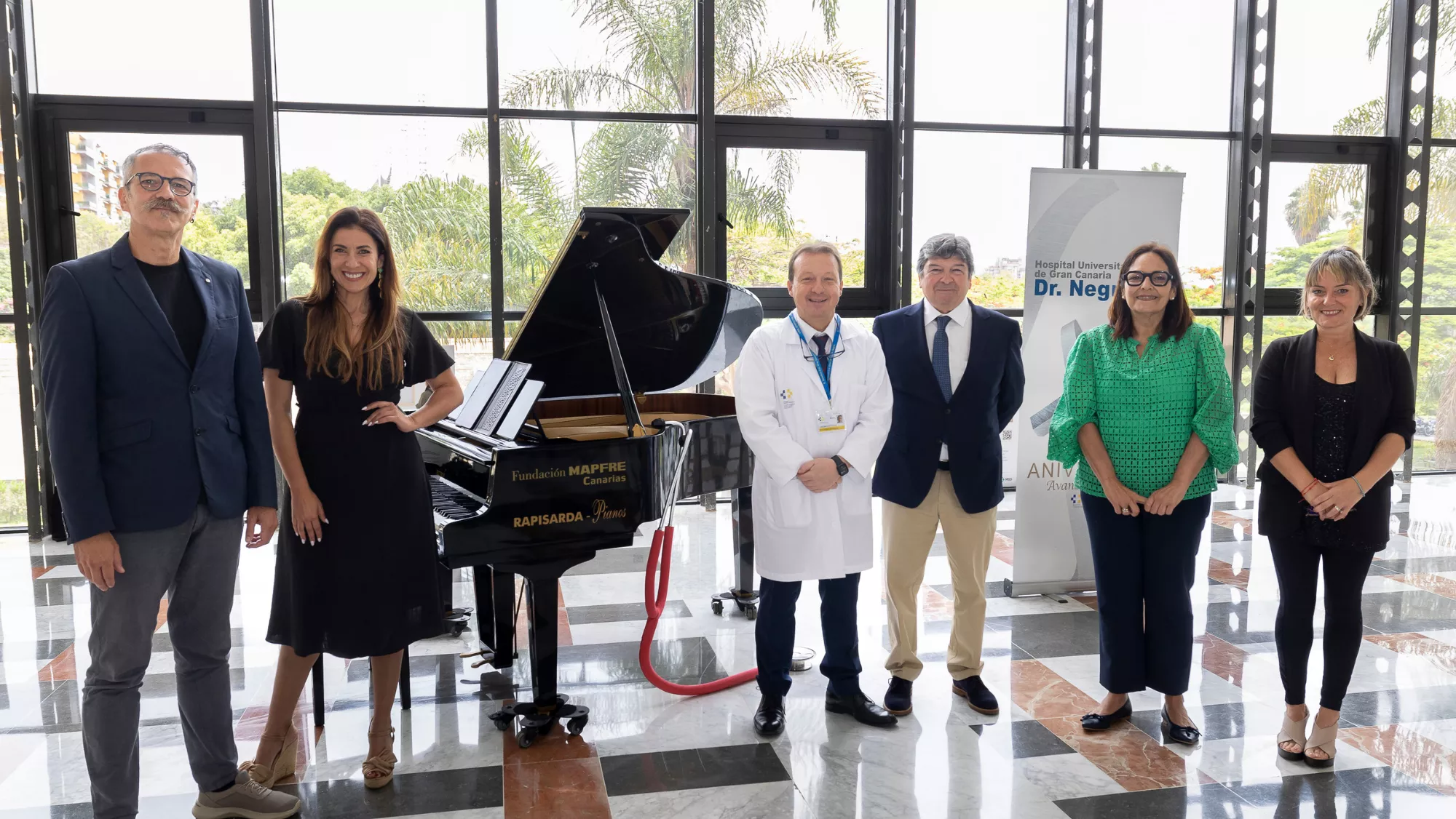 Foto de familia junto al piano en el Hospital Doctor Negrín  / FUNDACIÓN MAPFRE CANARIAS