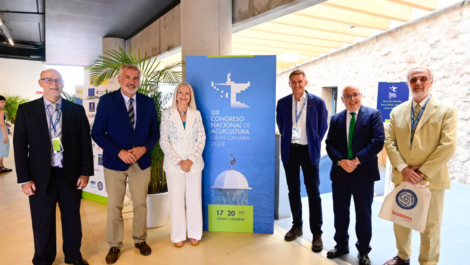 Posado previo a la inauguración. De izquierda a derecha Juan Manuel Afonso, Lluís Serra, Aurora de Blas Carbonero, Héctor Pula, Antonio Morales y Ricardo Haroun  TONY HERNÁNDEZ   