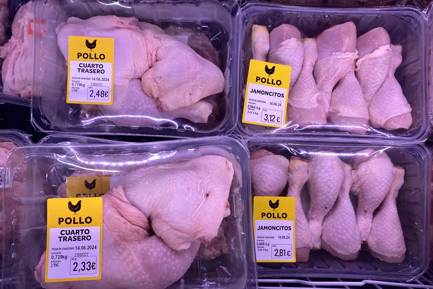 Bandejas de pollo en un supermercado de Lidl en España. / CEDIDA