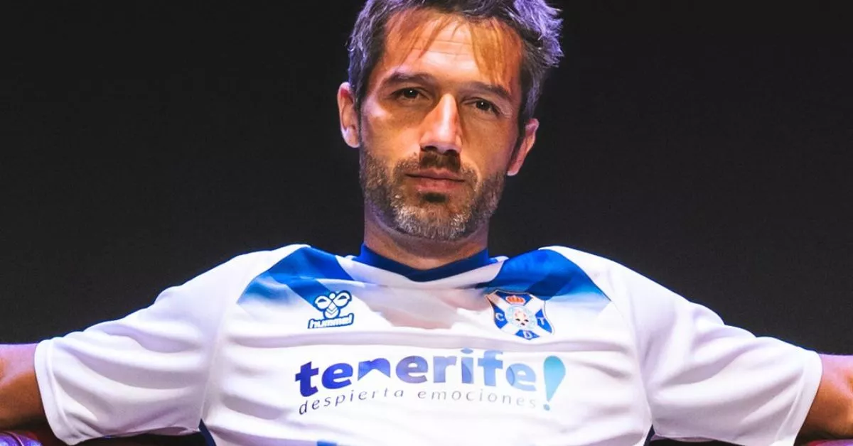 Aitor Sanz fue el primero en ponerse la nueva camiseta del CD Tenerife para la campaña 2024-2025./ CD TENERIFE.