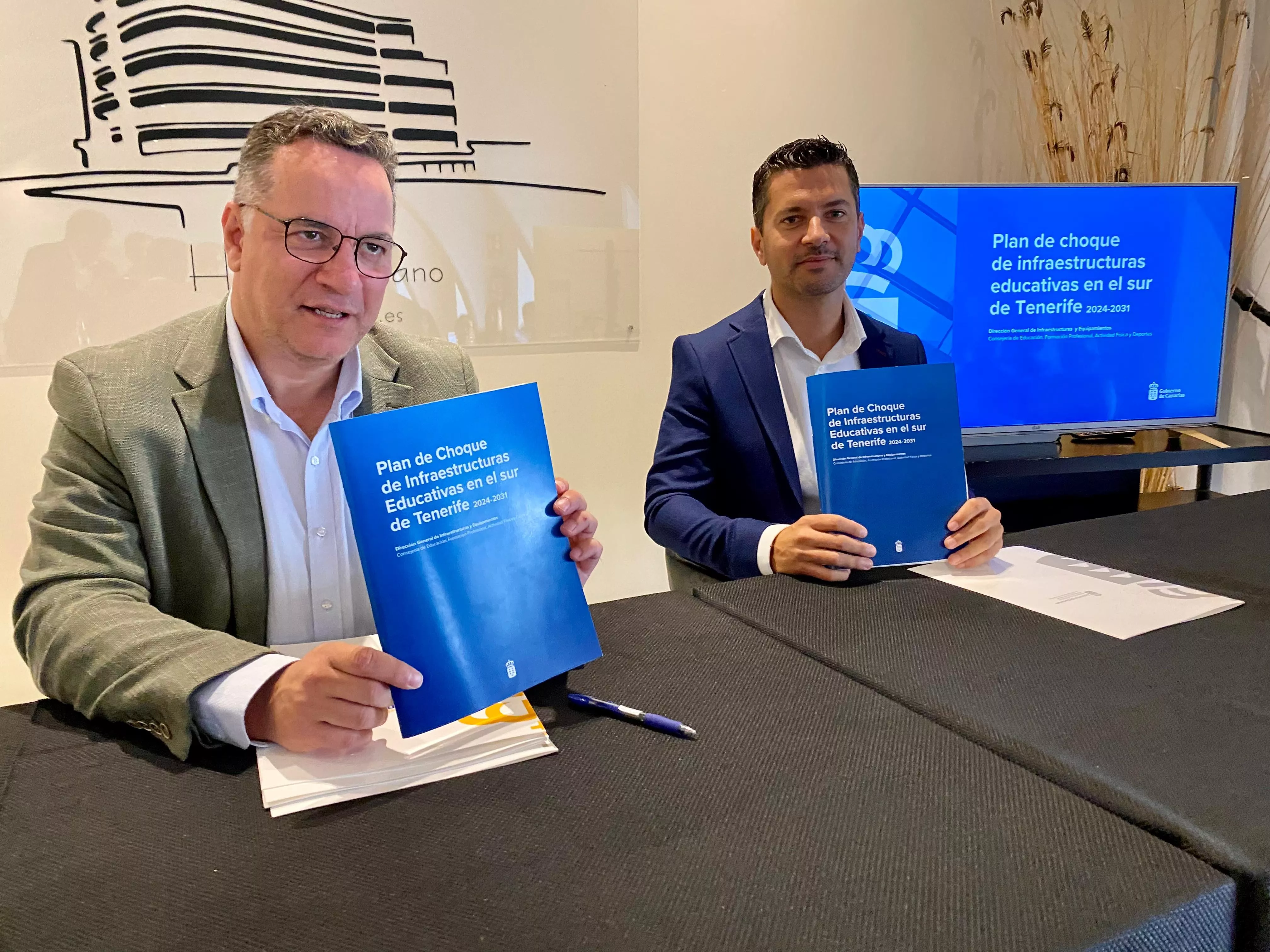Presentación plan de choque de infraestructuras educativas en el sur de Tenerife, con el consejero de Educación, Poli Suárez, y el director general de Infraestructuras, Iván González. / CEDIDA