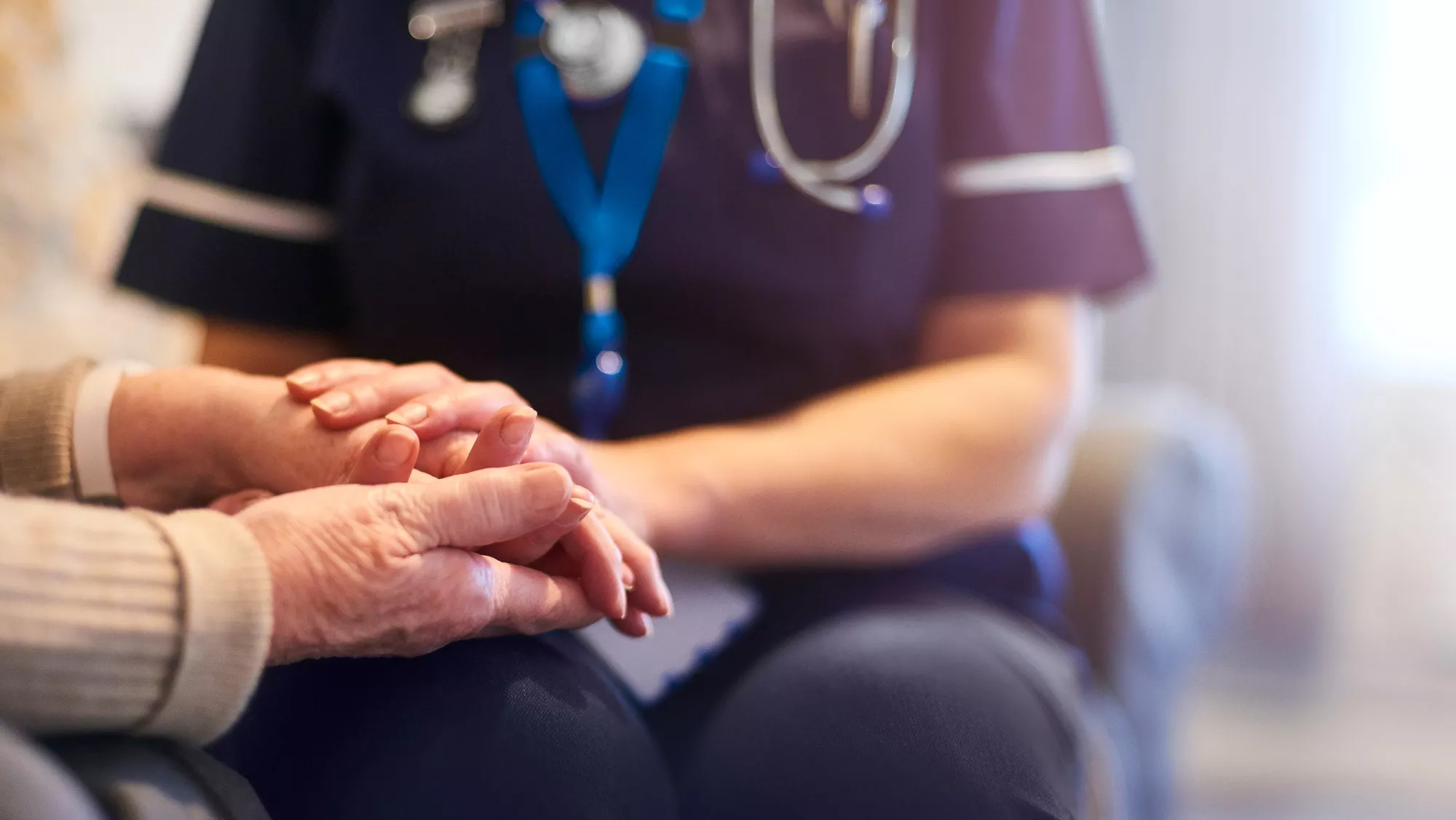 Imagen de una persona mayor en un centro de día / AH