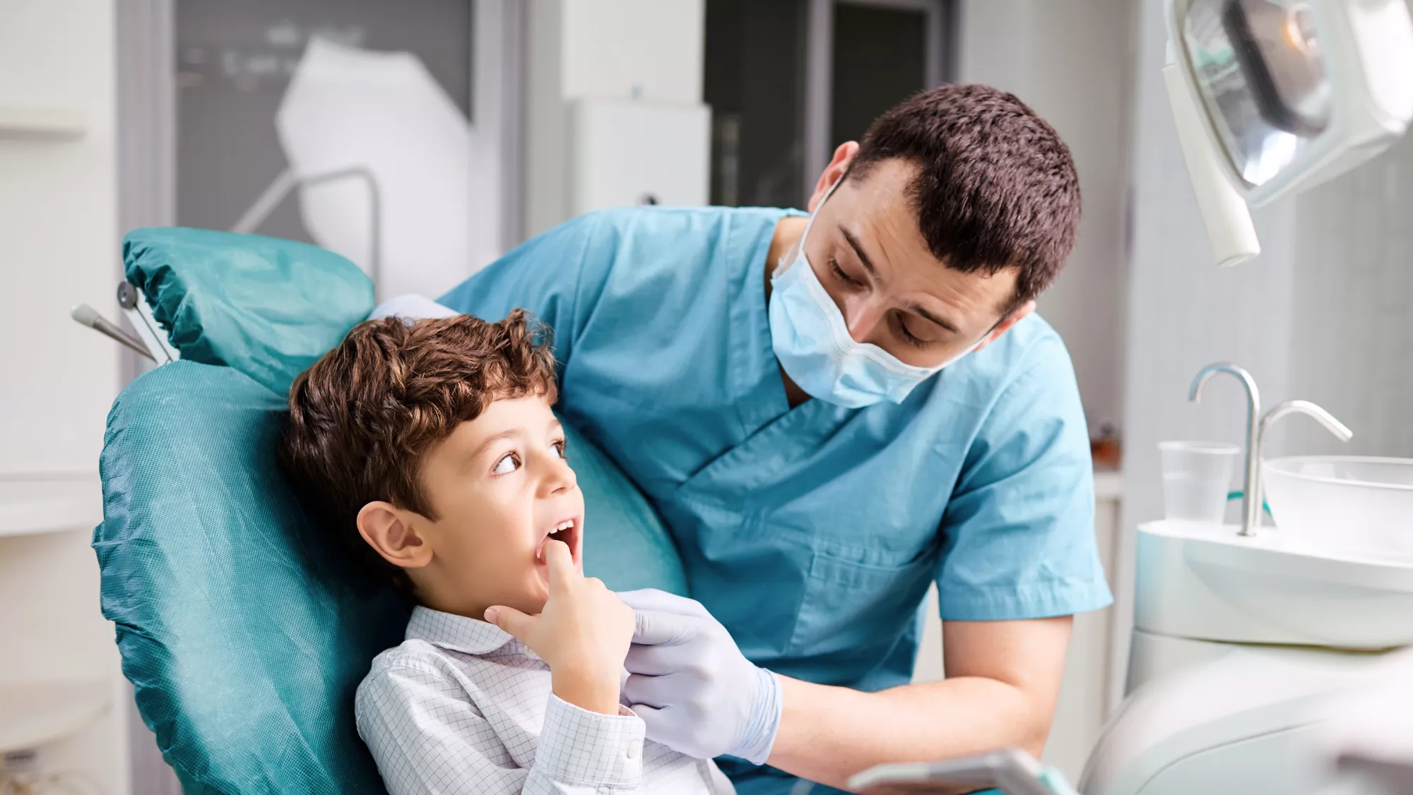Imagen de un niño en el dentista / AH