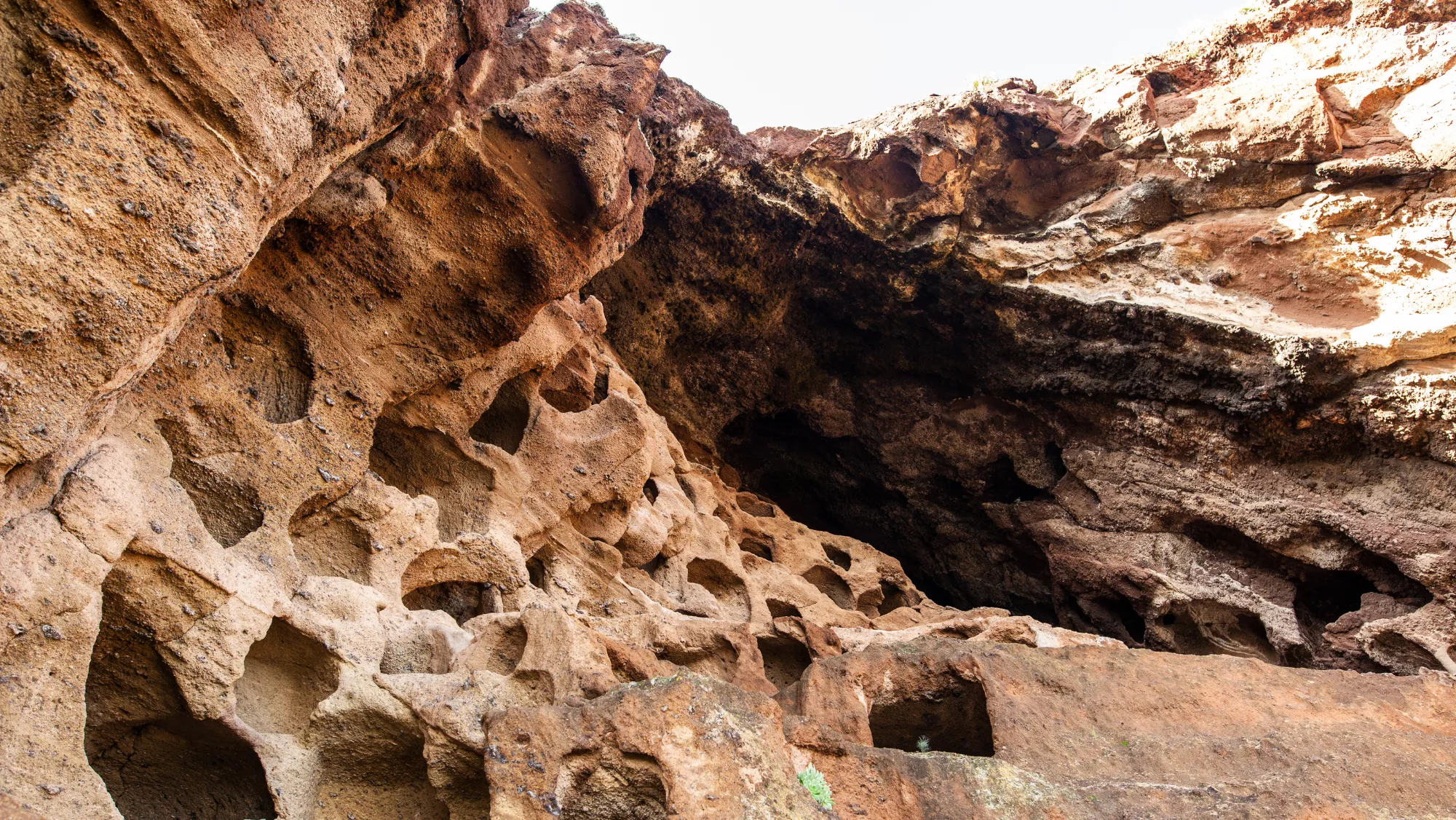 Imagen de archivo de una cueva en Canarias. / CANVA