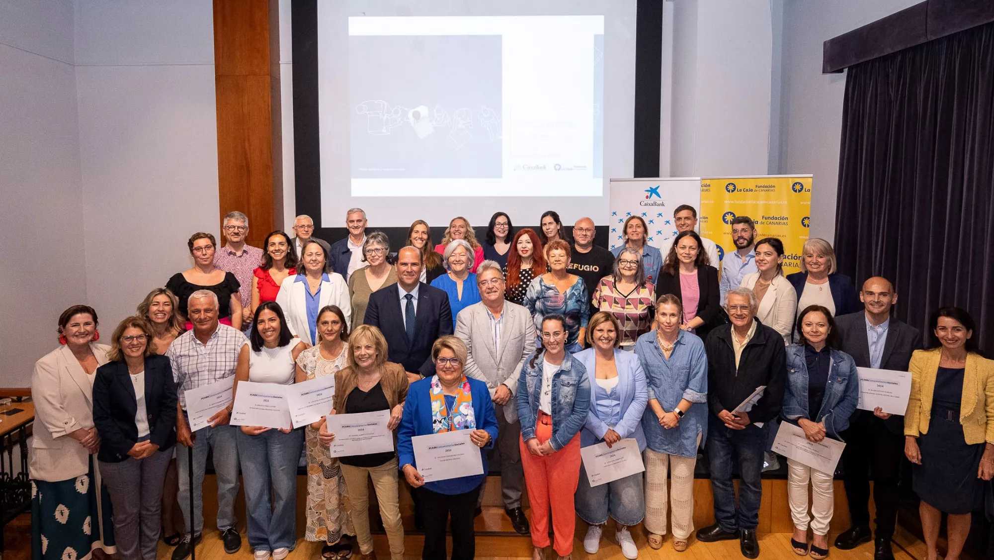 Foto de familia de las entidades beneficiarias de la ‘Convocatoria de Acción Social 2024’. / CAIXABANK  