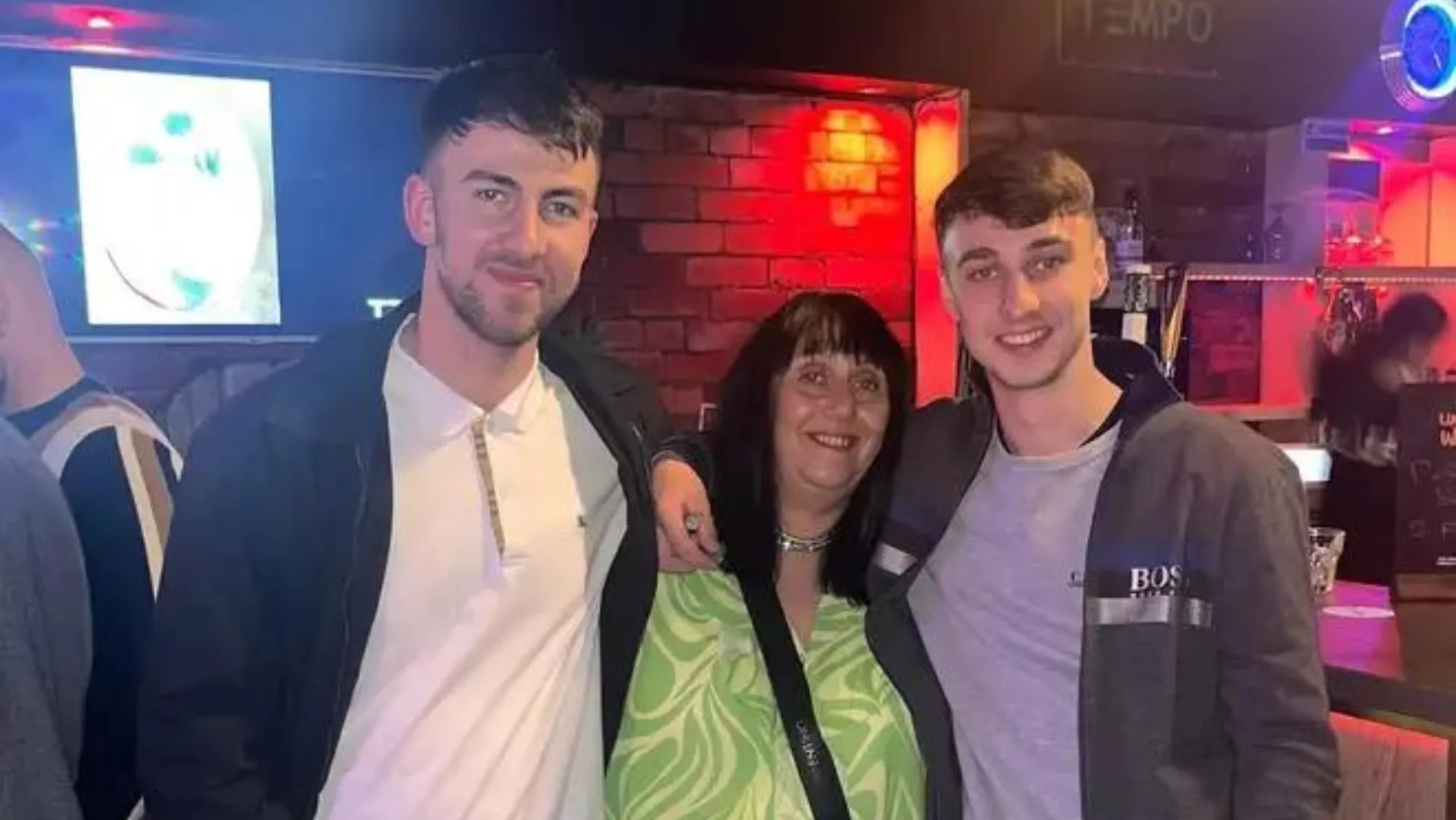 De izquierda a derecha, Zak Slater (hermano del desaparecido), Debbie (su madre) y Jay Slater, el británico desaparecido en Teno (Tenerife)./ ZAK SLATER