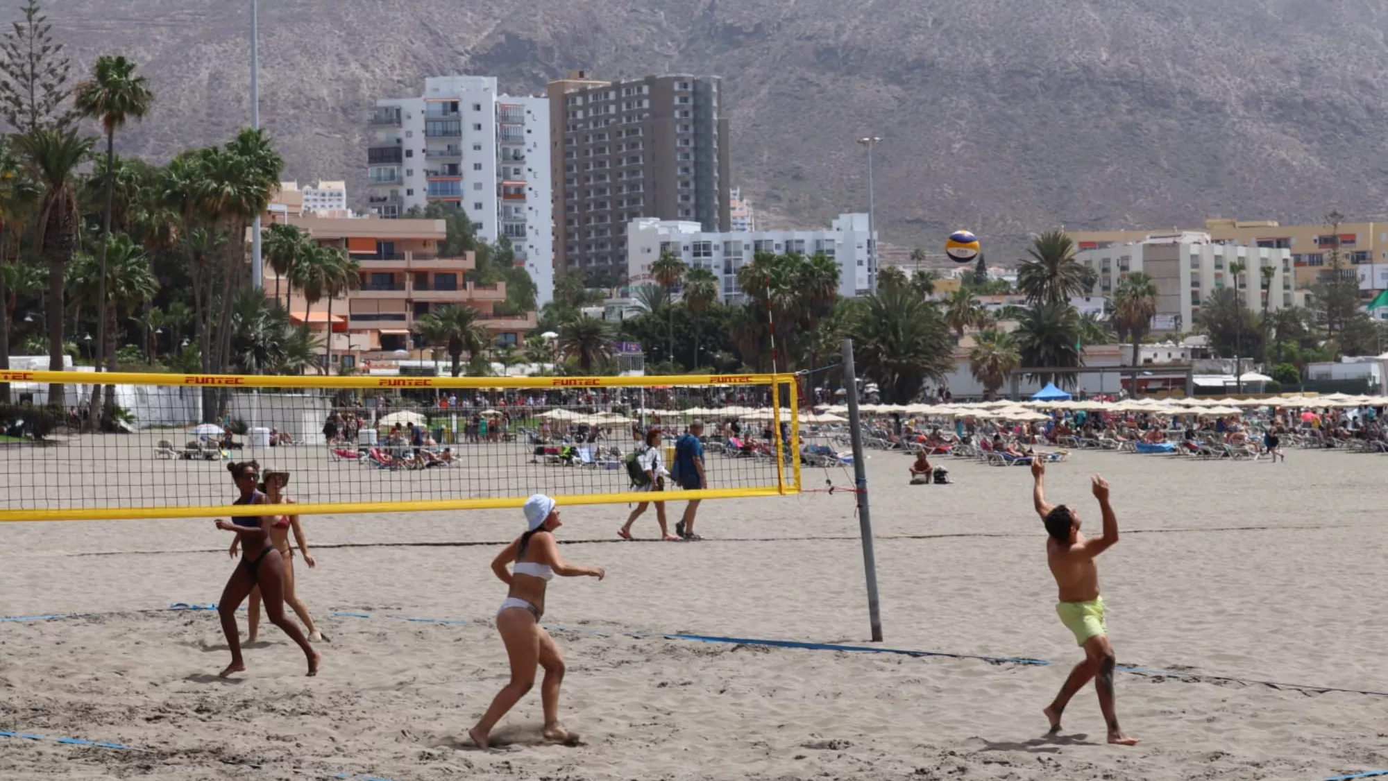 Varias personas juegan en una playa durante un día caluroso en primavera en Tenerife. / AINOHA CRUZ-AH 