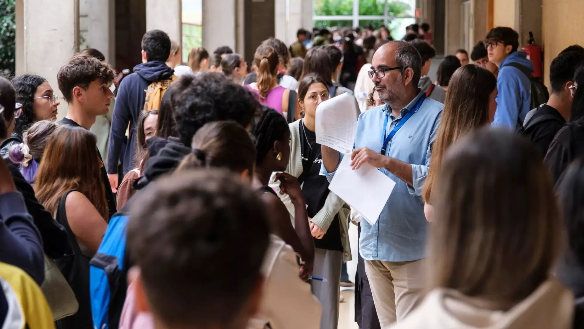 Universitarios en los pasillos de una facultad. /EFE