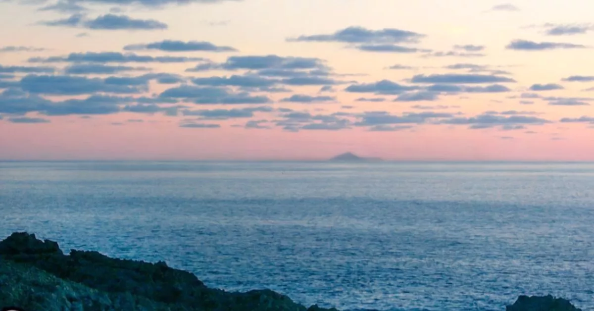 El Teide aparece en el horizonte visto desde la mayor de las Islas Salvajes, un archipiélago que se encuentra a poco más de 150 km de Canarias./ REDES Hartwig-E. Steiner.