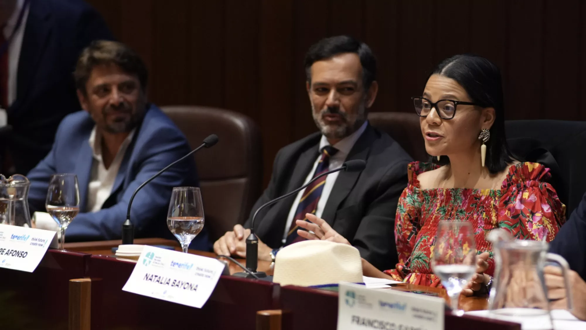Natalia Byona, consejera ejecutiva de ONU Turismo (derecha), acompañada de Lope Afonso, vicepresidente del Cabildo de Tenerife (centro) y Jorge Marichal, presidente de Ashotel. Fuera del encuadre, se encontraba Jessica de León, consejera de Turismo de Canarias./ ONU
