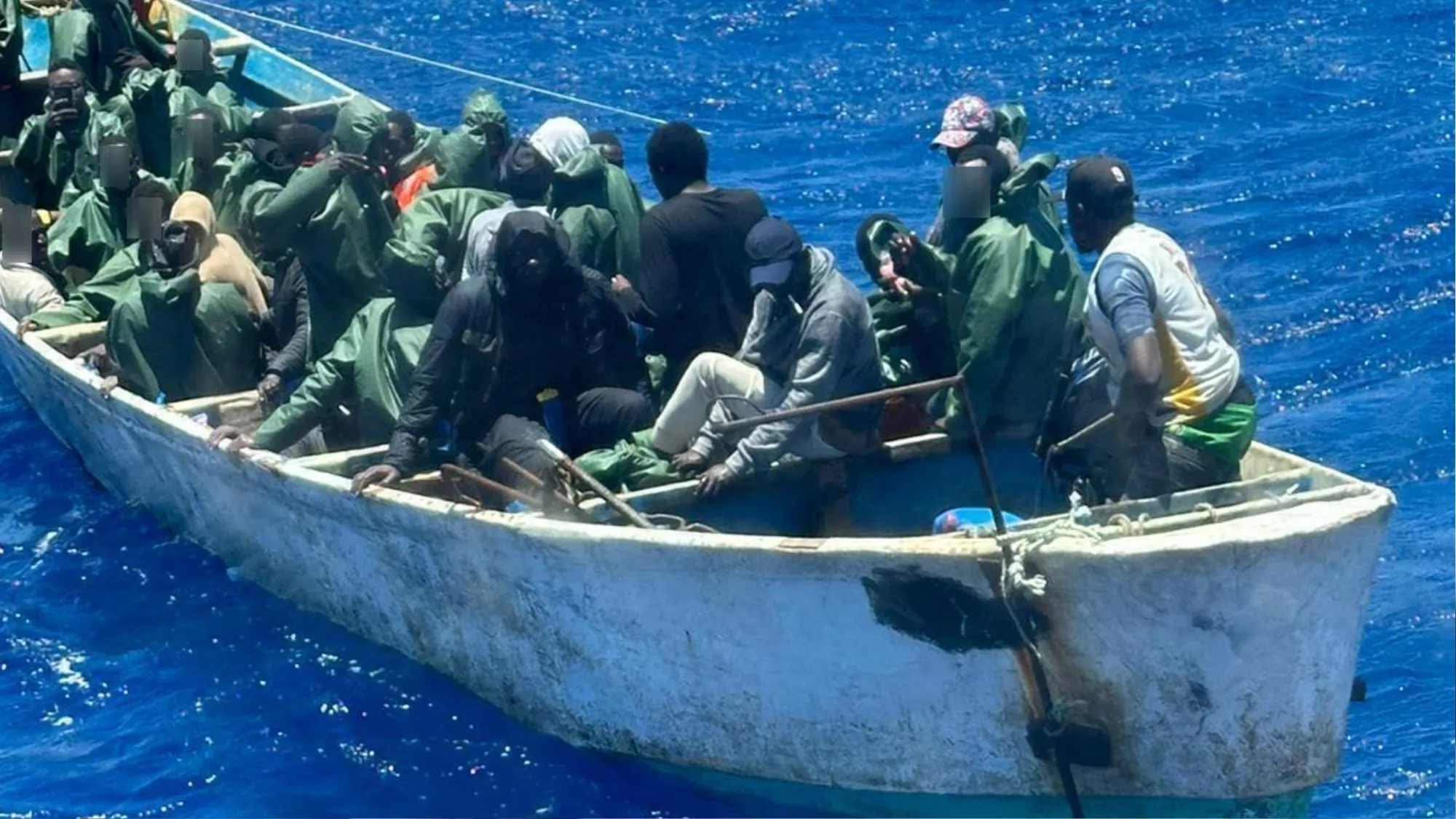 Imagen de los migrantes que llegaron en cayuco / SALVAMENTO MARÍTIMO