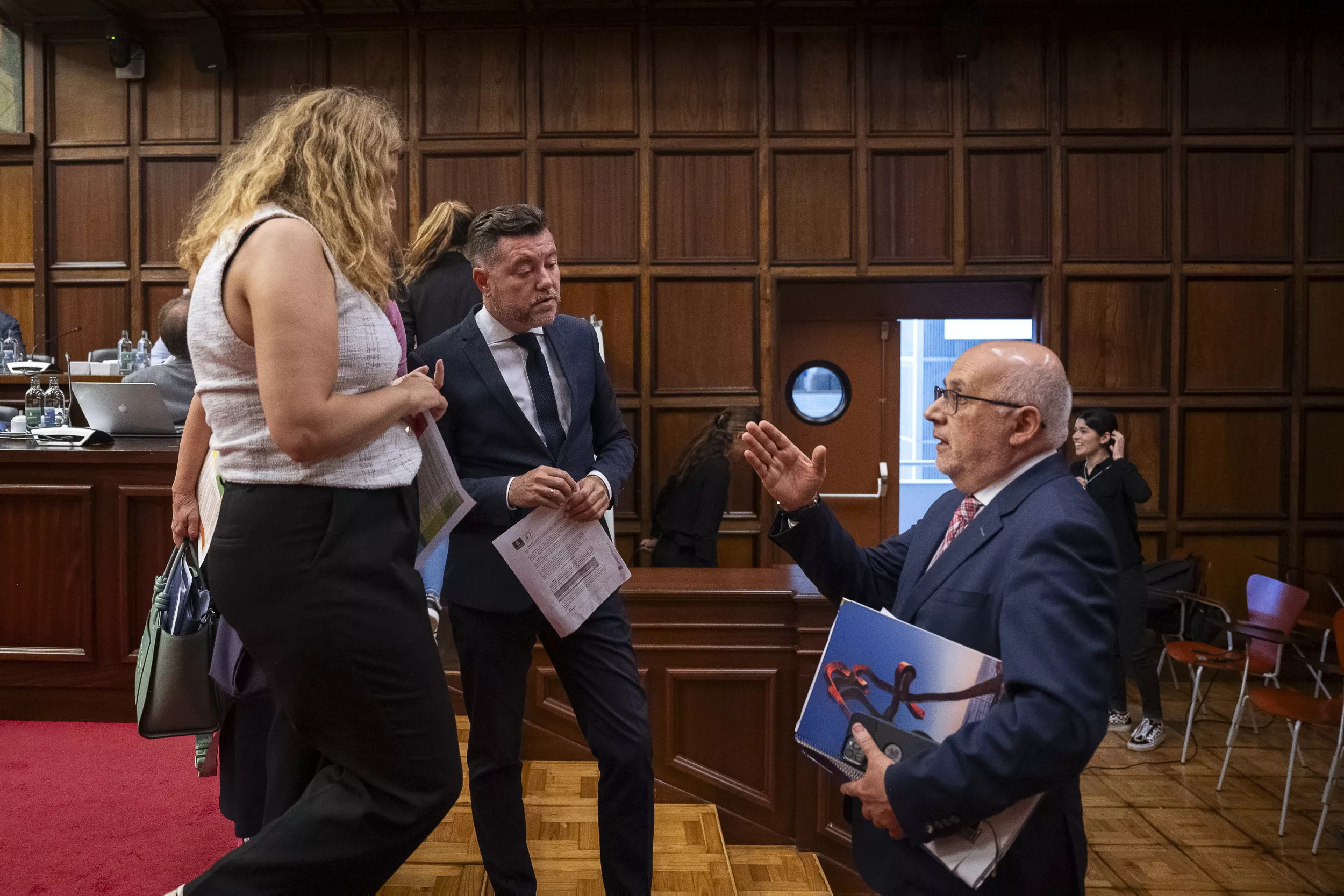 Isabel Mena, Teodoro Sosa y Antonio Morales, consejeros y presidente del Cabildo de Gran Canaria, en el debate sobre el estado de la isla. / AH
