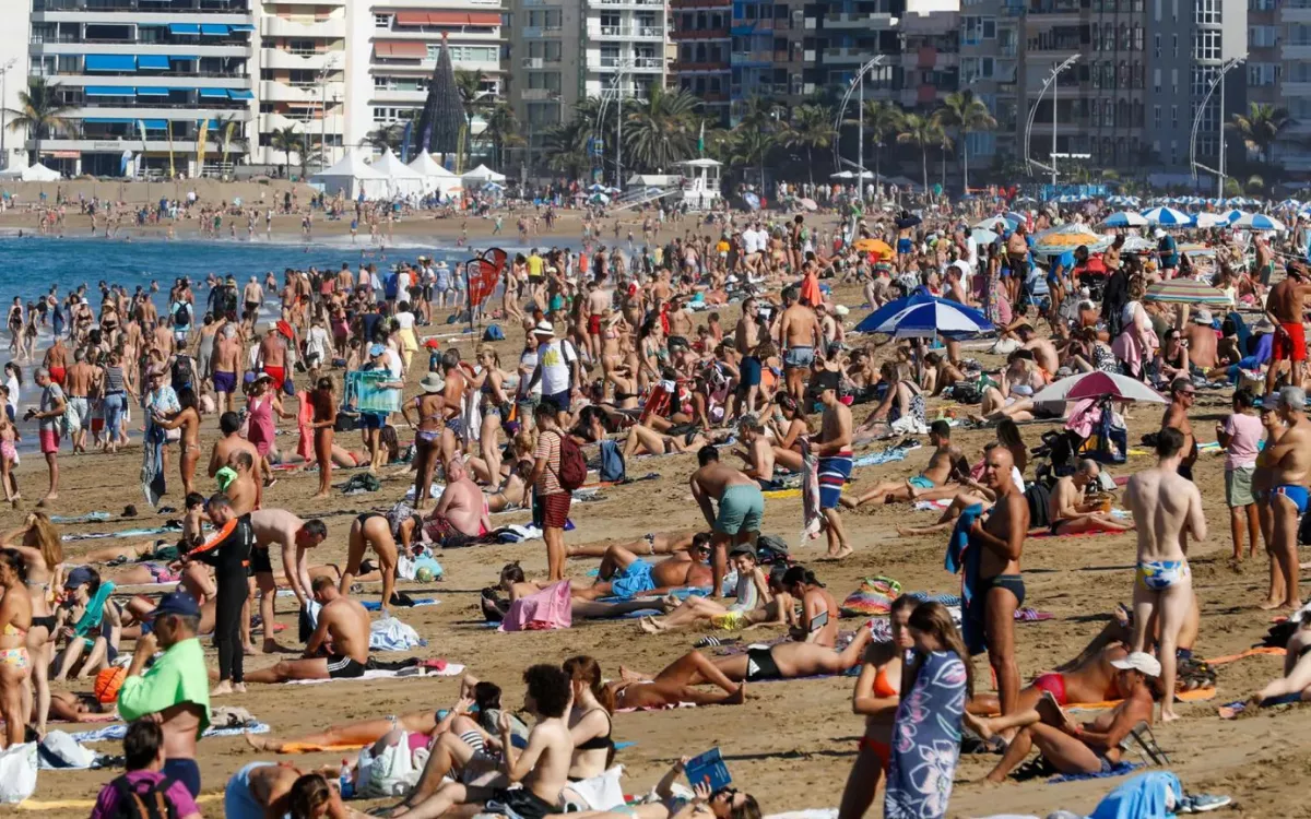 En la imagen, la playa de Las Canteras repleta de vecinos de Las Palmas de Gran Canaria y turistas. / EFE-ELVIRA URQUIJO