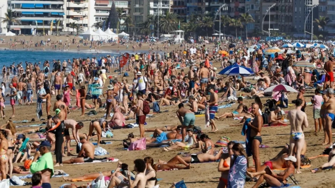 El turismo apunta a cifra récord en Canarias. En la imagen, la playa de Las Canteras repleta de vecinos de Las Palmas de Gran Canaria y turistas. / EFE-ELVIRA URQUIJO El turismo apunta a cifra récord en Canarias. En la imagen, la playa de Las Canteras repleta de vecinos de Las Palmas de Gran Canaria y turistas. / EFE-ELVIRA URQUIJO