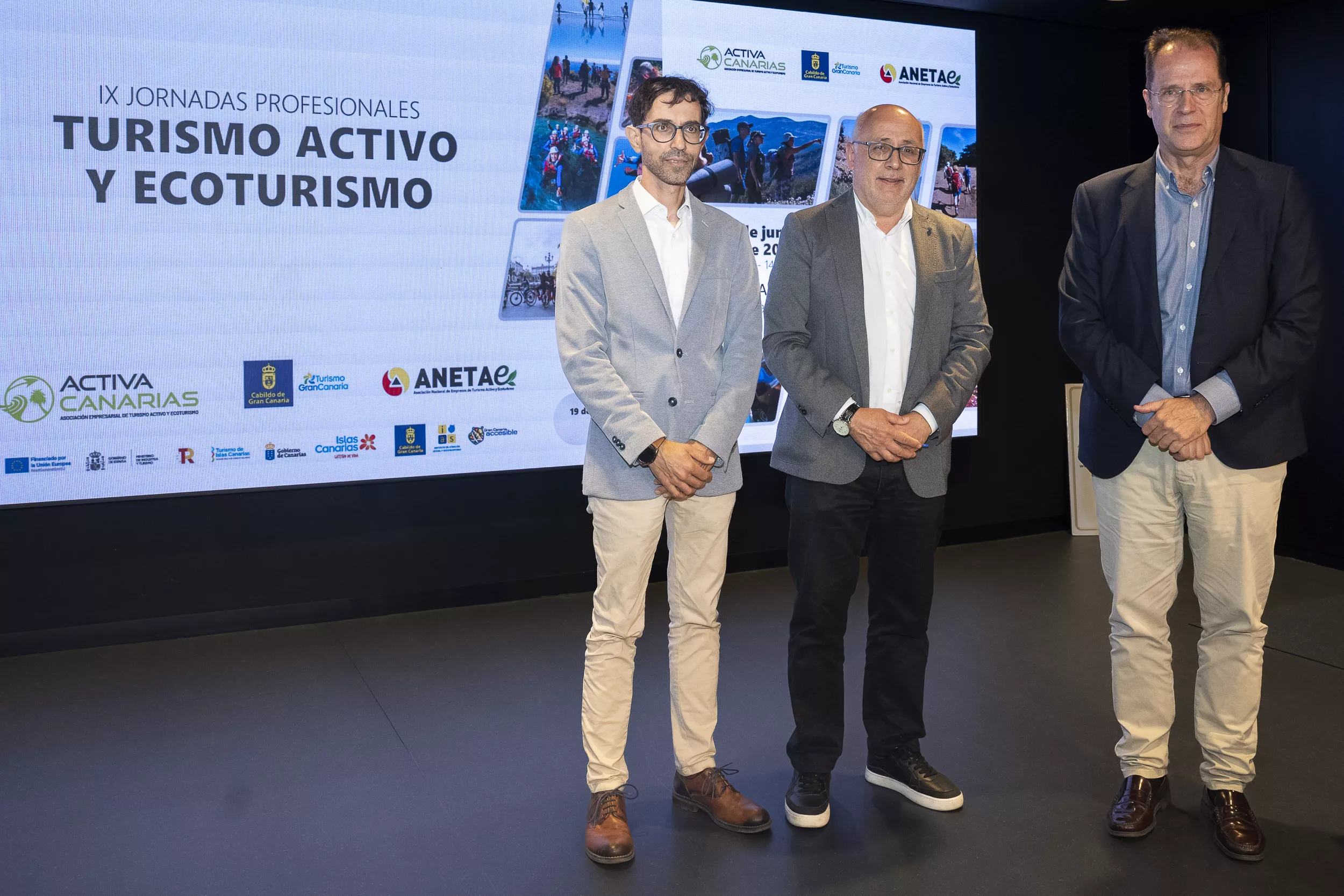 José Luis Echevarría, Antonio Morales y José Manuel Sanabria, durante la jornada de inauguración de las Jornadas de Turismo Activo. / AH