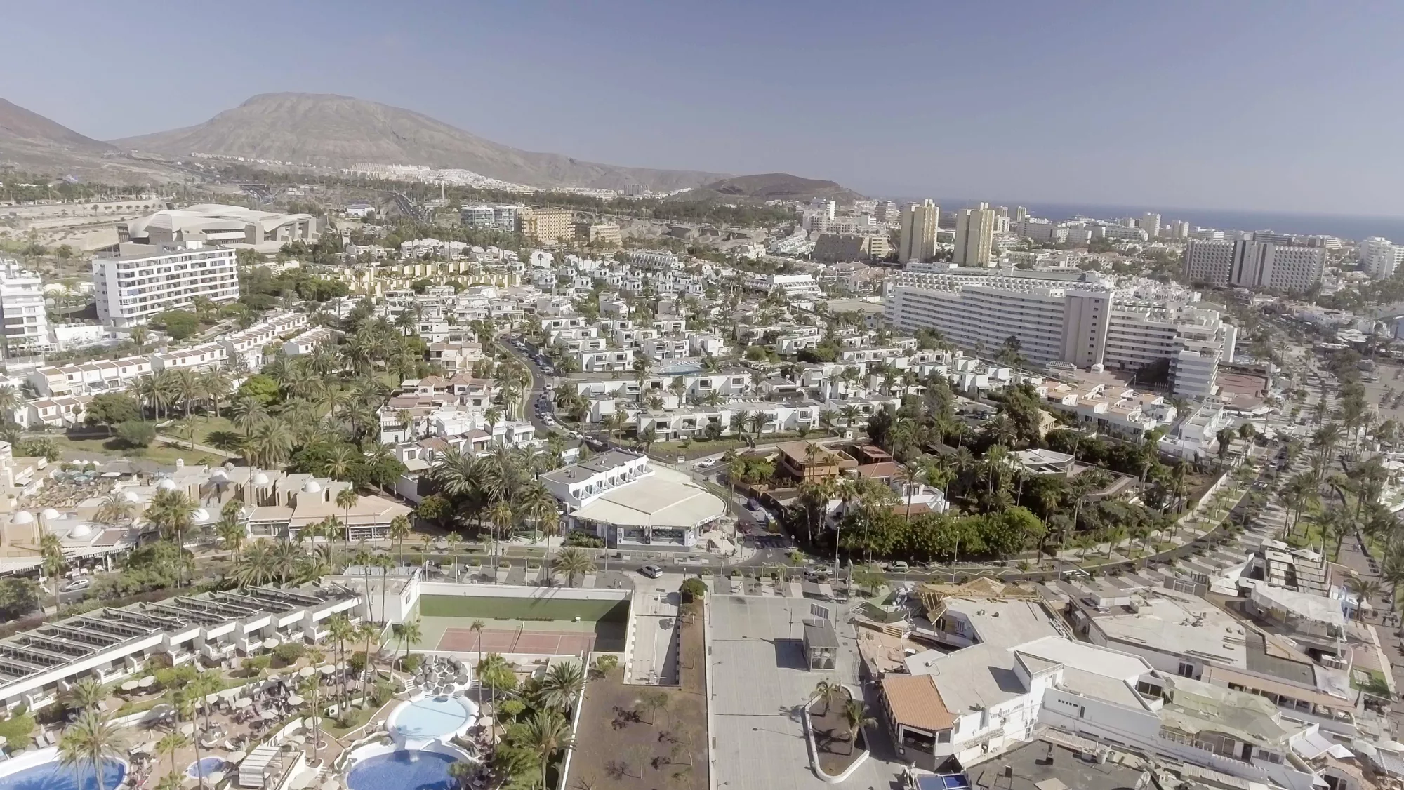 Las ventas del sector hotelero en Canarias crecen un 8,8% en el tercer trimestre de 2024. En la imagen, un zona turística en el sur de Tenerife. / CANVA