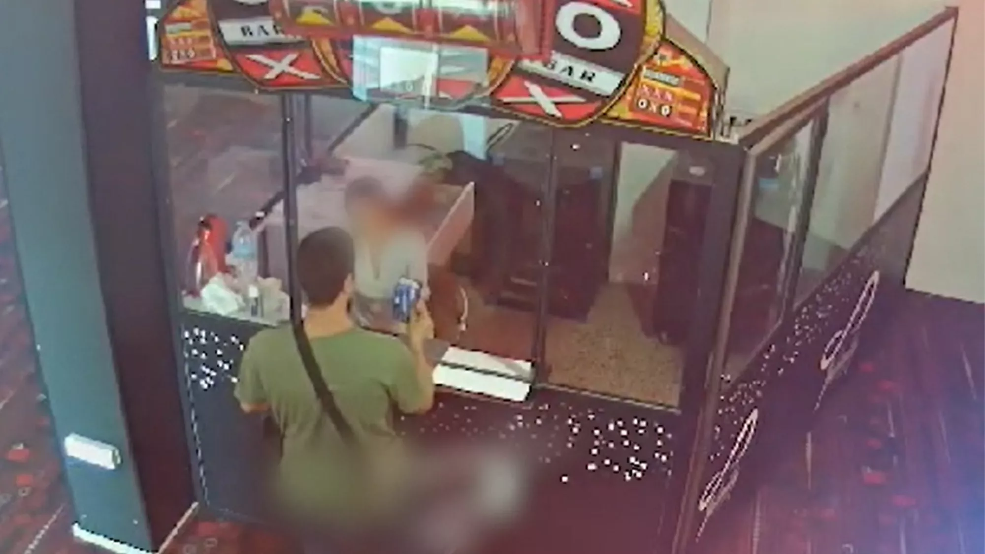 Captura de las cámaras de seguridad de uno de los establecimientos donde el acusado pagó con una de las tarjetas robadas. / GUARDIA CIVIL